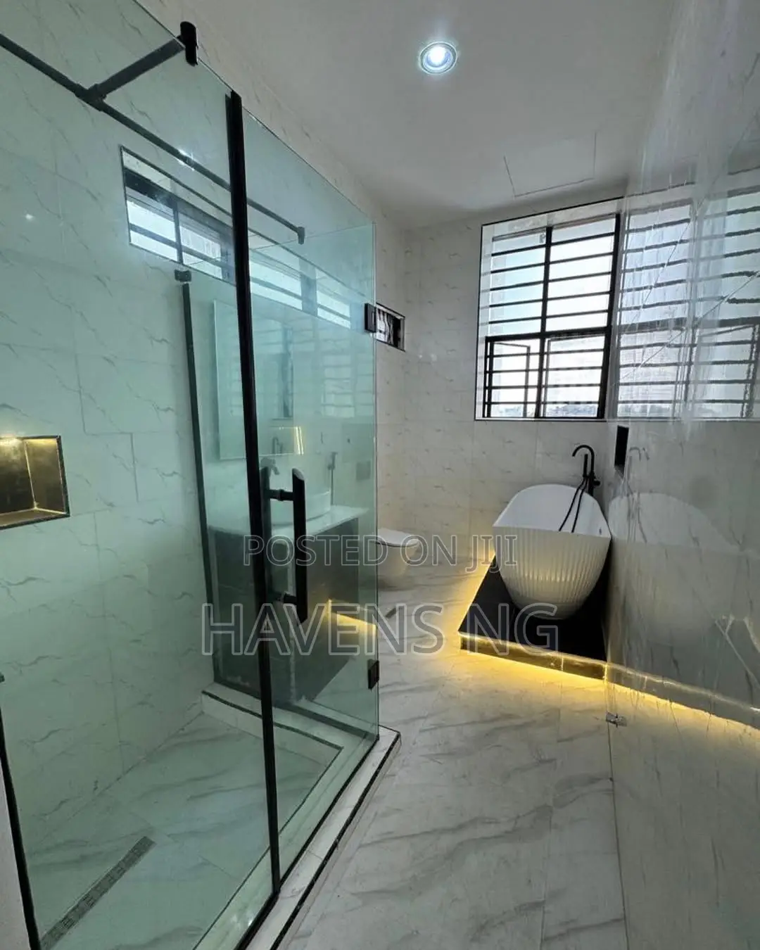 5bdrm Duplex in Chevron for sale