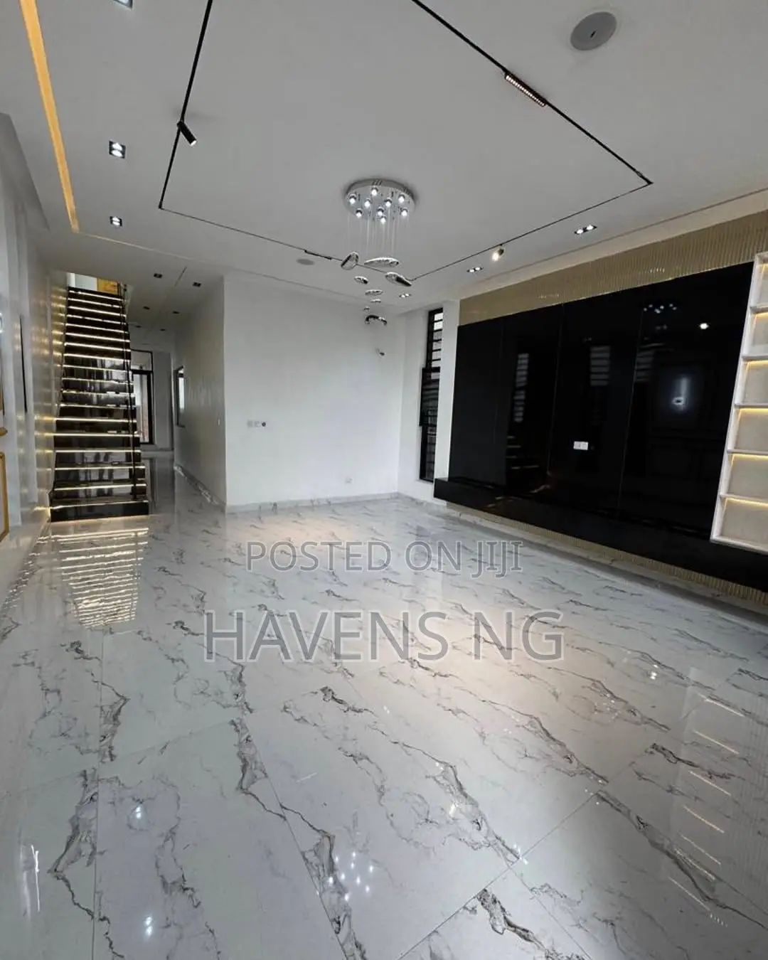 5bdrm Duplex in Chevron for sale