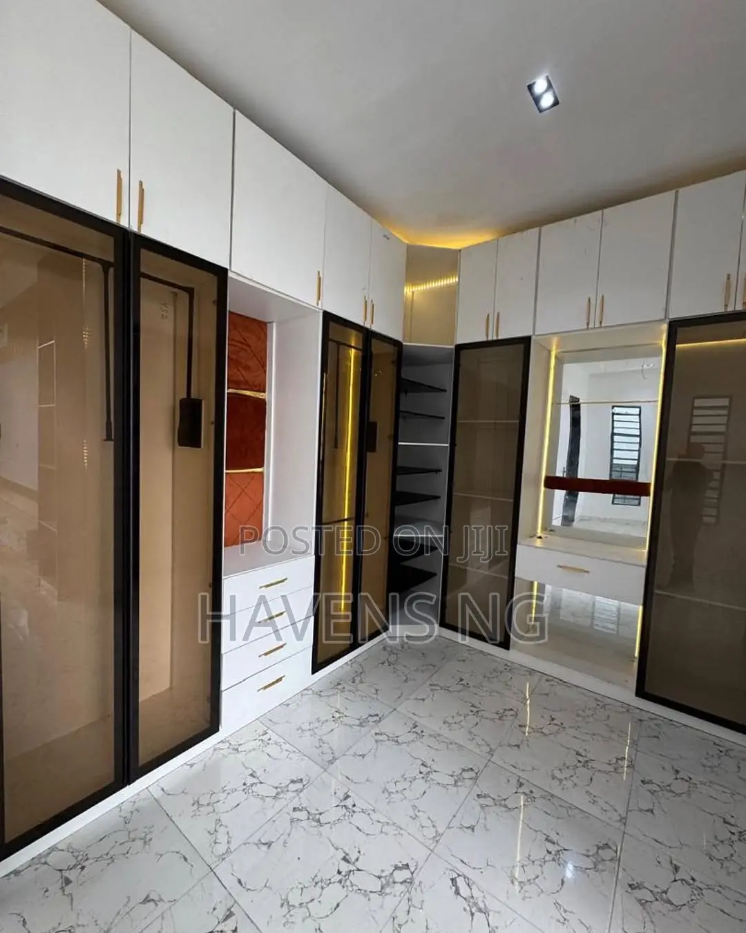 5bdrm Duplex in Chevron for sale