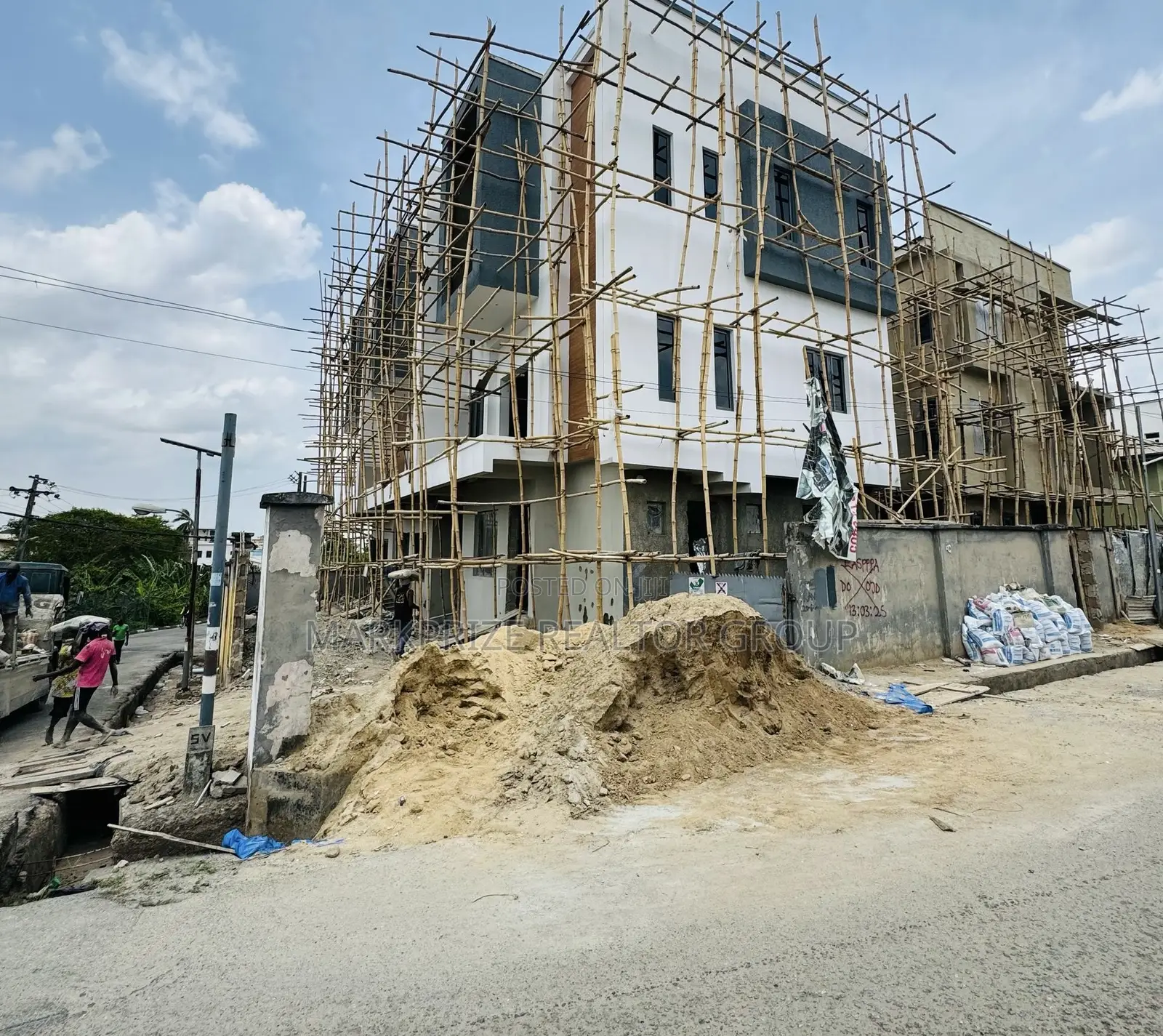 4bdrm Duplex in Adeniyi Jones Lagos for sale