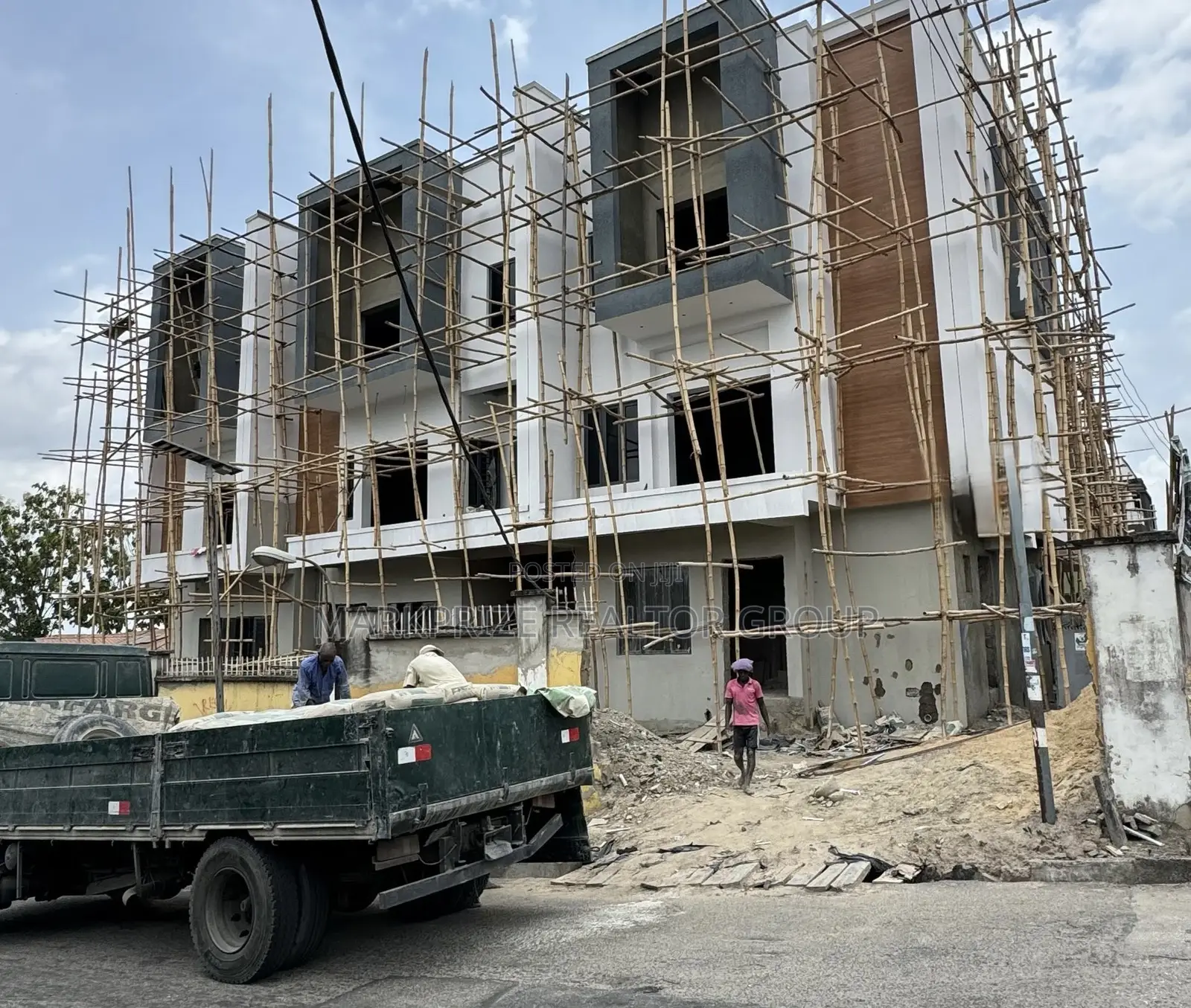 4bdrm Duplex in Adeniyi Jones Lagos for sale