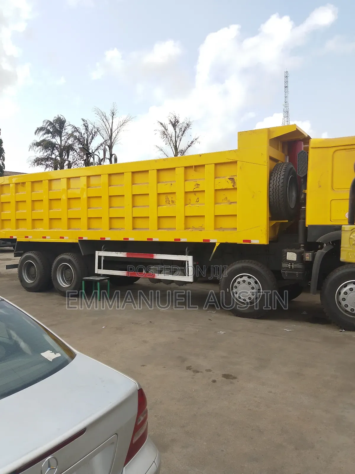 Clean 12 Tyres Foreign Used Howo Dump Trucks for Sale