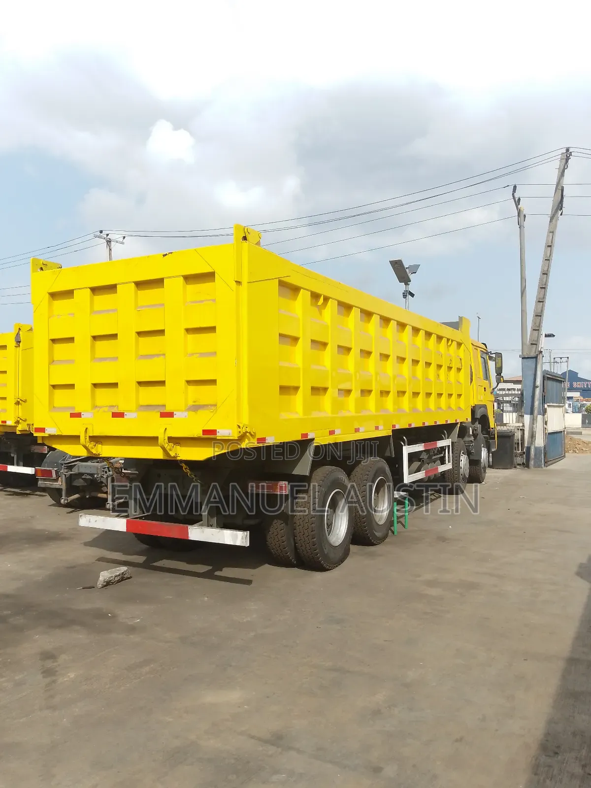 Clean 12 Tyres Foreign Used Howo Dump Trucks for Sale