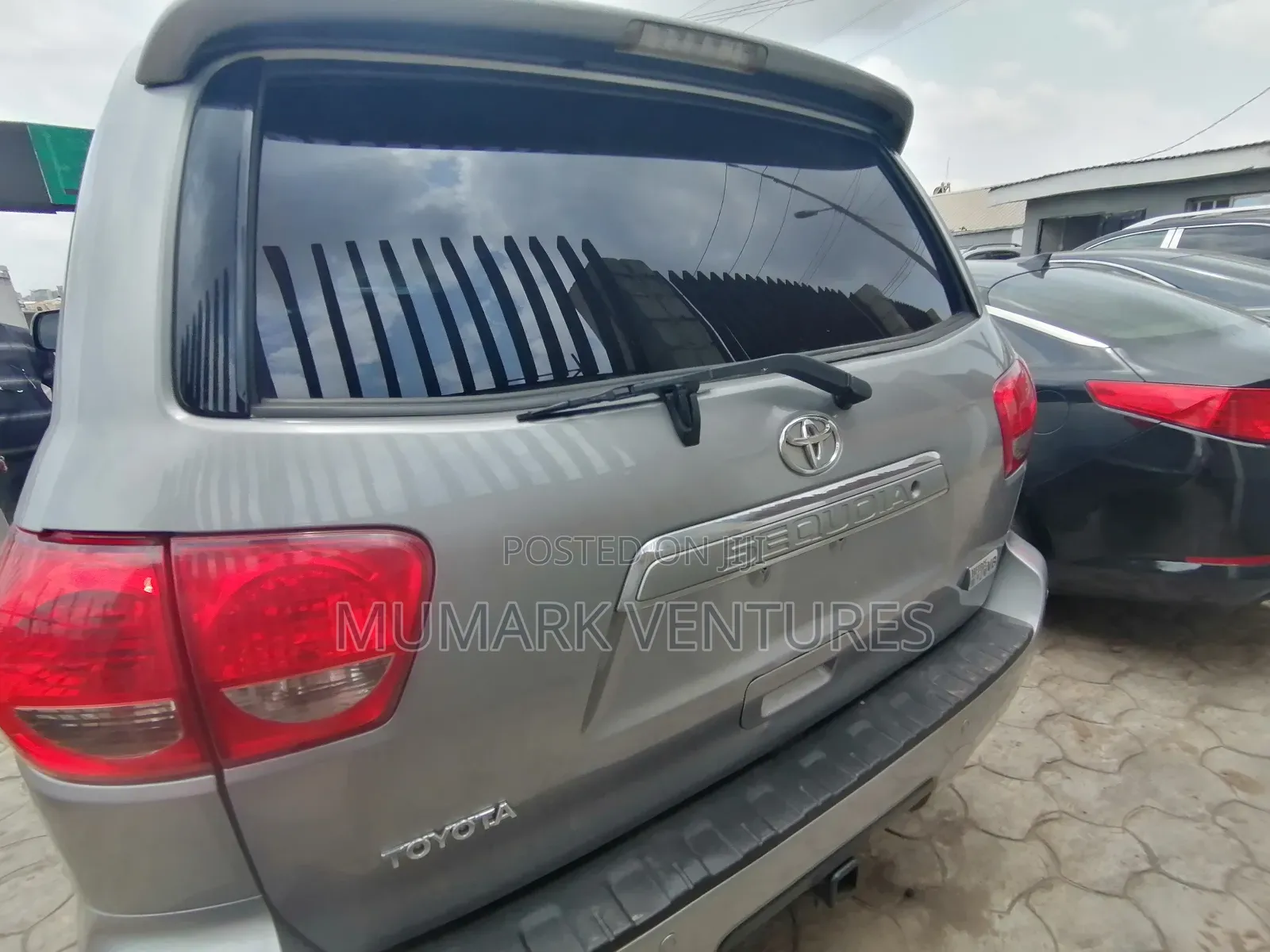 Toyota Sequoia Platinum 4dr SUV 4WD (5.7L 8cyl 6A) 2009 Silver