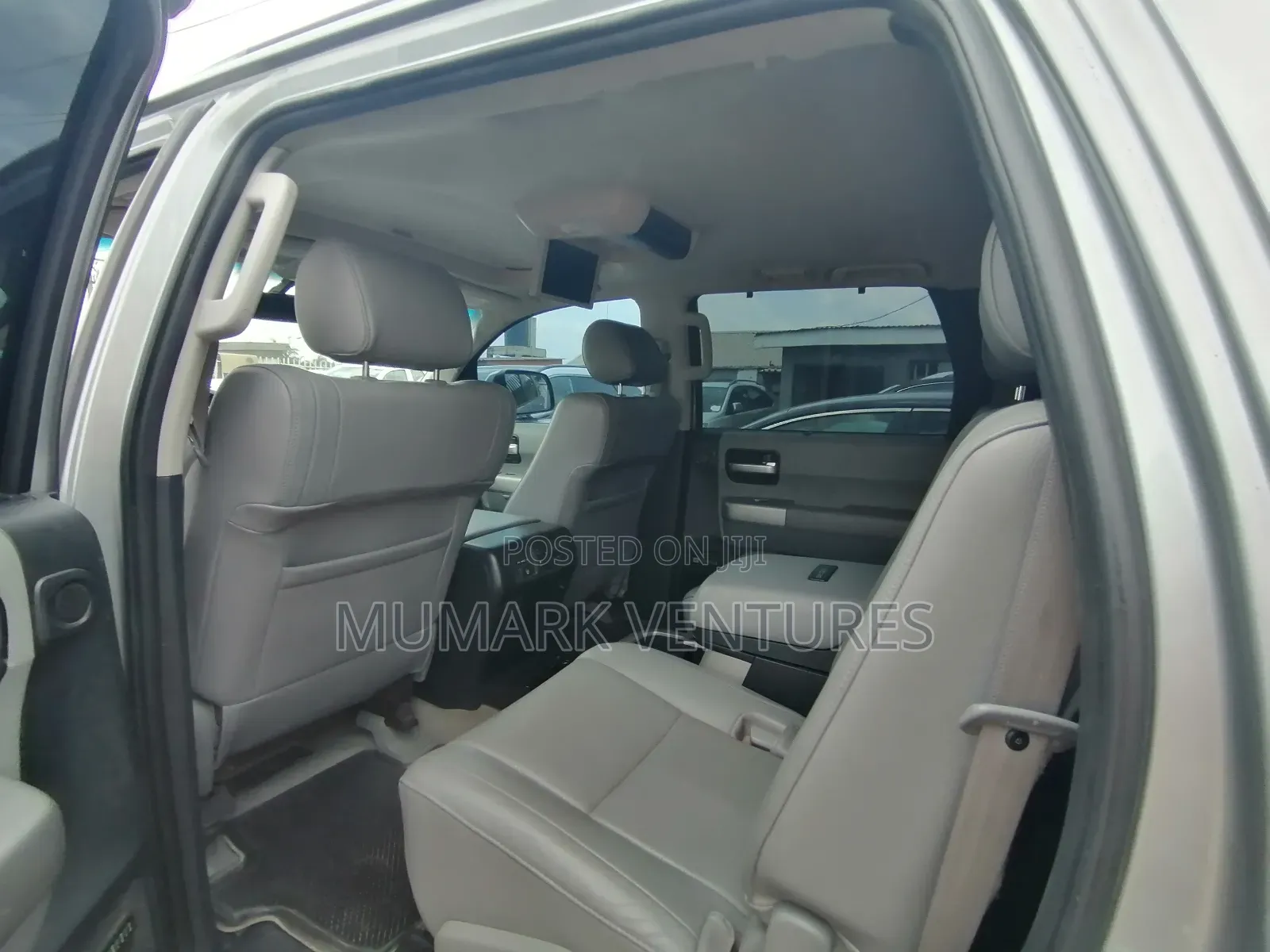 Toyota Sequoia Platinum 4dr SUV 4WD (5.7L 8cyl 6A) 2009 Silver