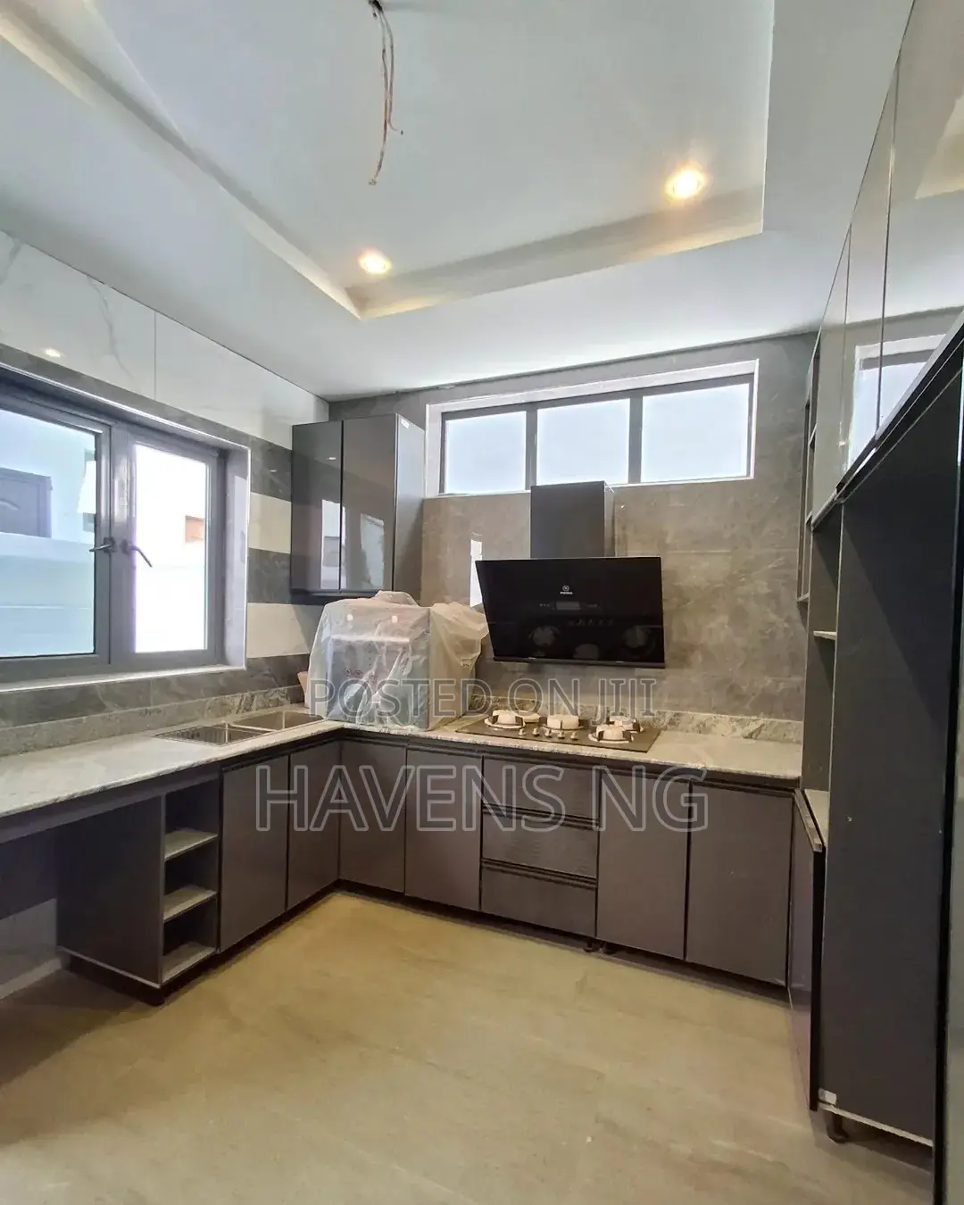 5bdrm Duplex in Chevron for sale