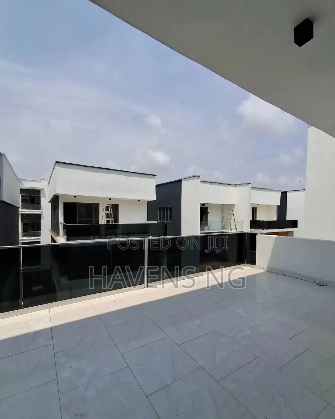 5bdrm Duplex in Chevron for sale