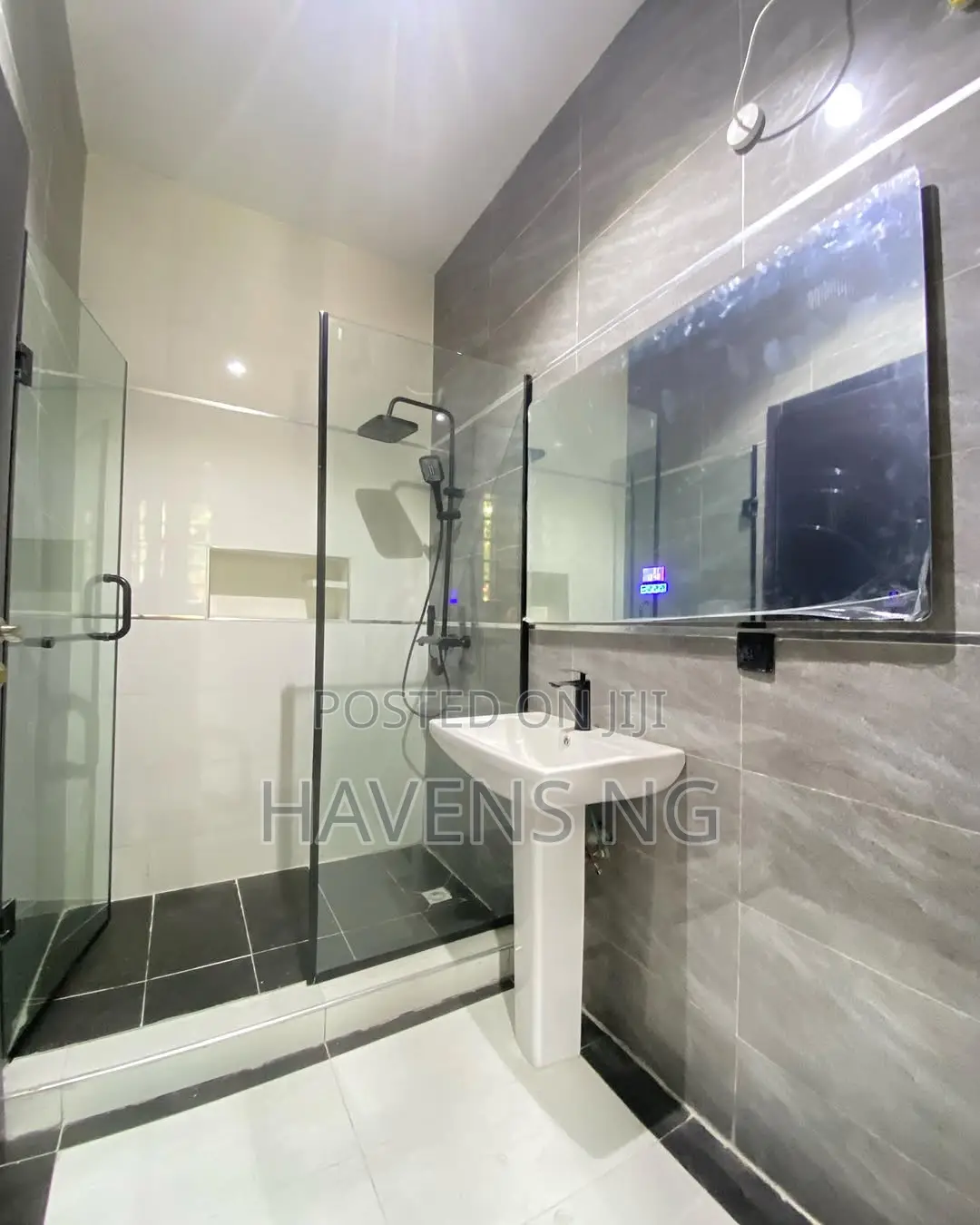 3bdrm Apartment in Lekki Phase 1 for sale