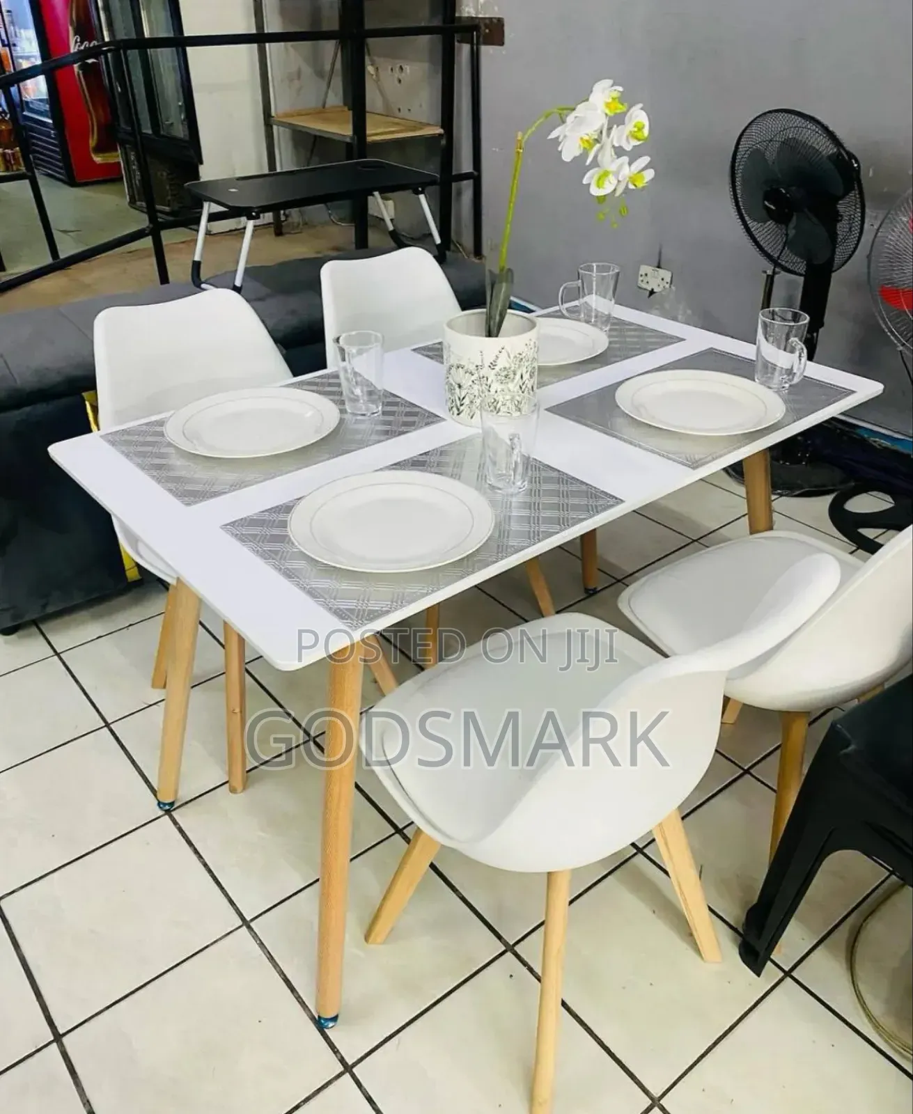 4 Seater Wooden Leg Dining Set With Leather Seats.