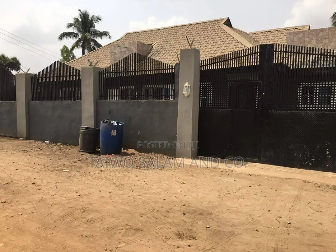 2bdrm Block of Flats in Jericho for sale