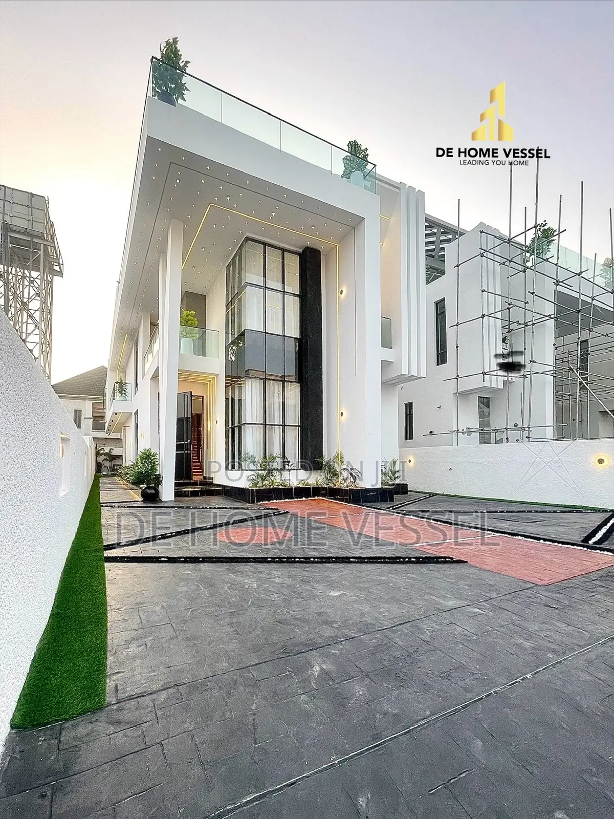 5bdrm Duplex in Chevron for sale