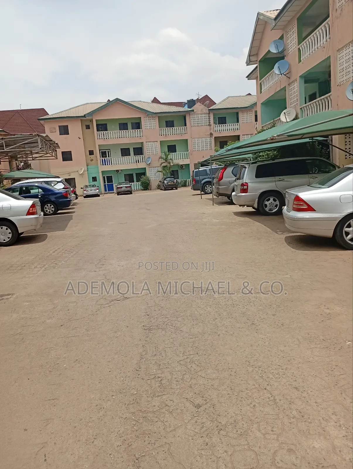 3bdrm Block of Flats in Mini Estate, Wuye for rent