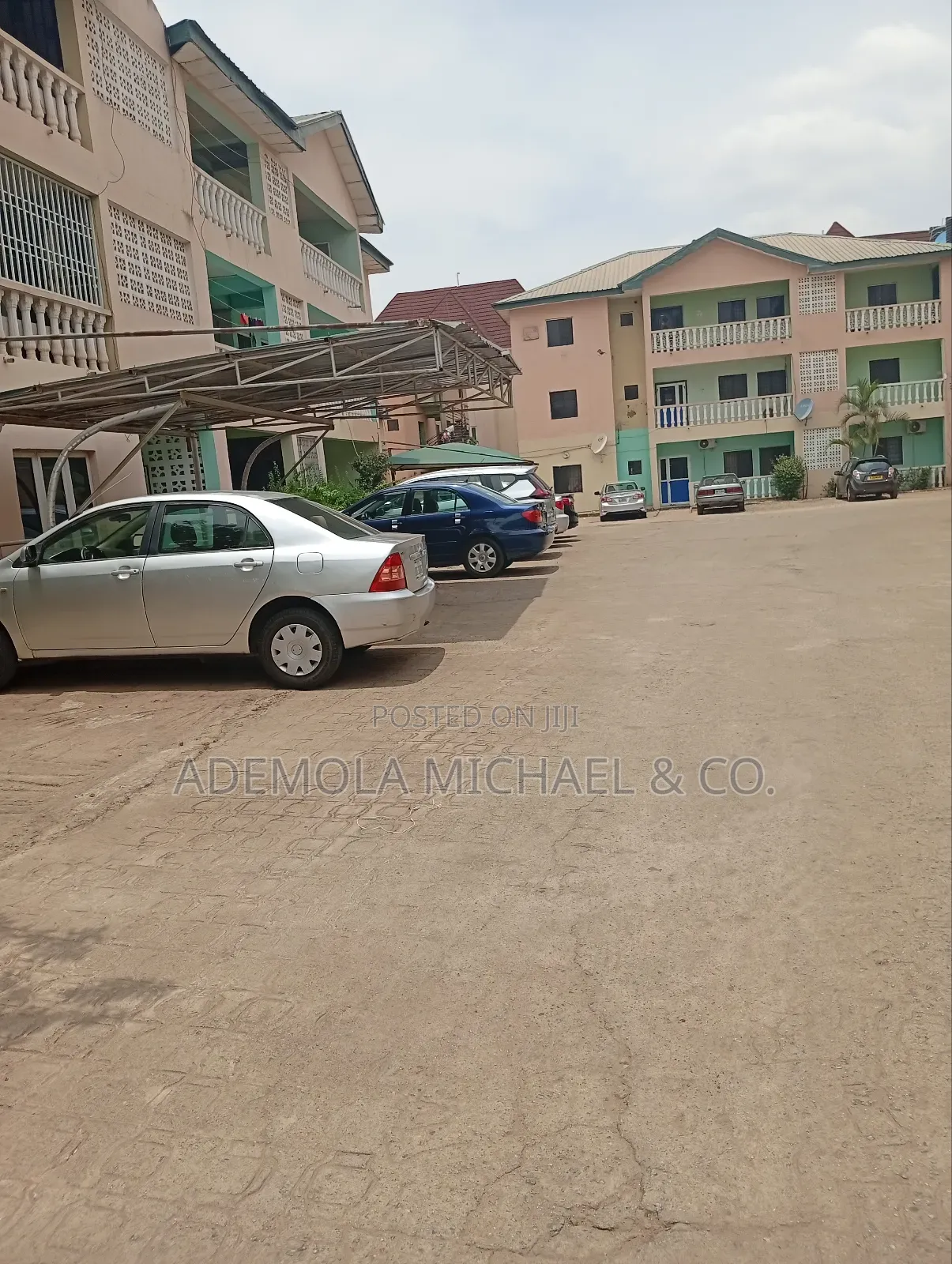 3bdrm Block of Flats in Mini Estate, Wuye for rent