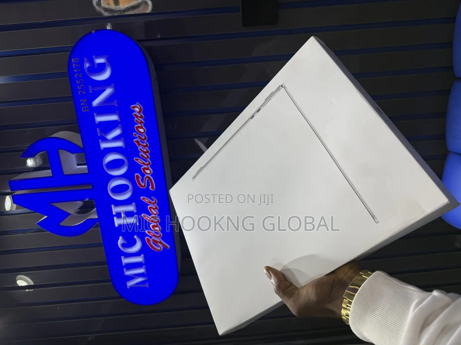 New Laptop Apple MacBook Air 2024 M3 15-inch 16GB Apple M3 SSD 512GB