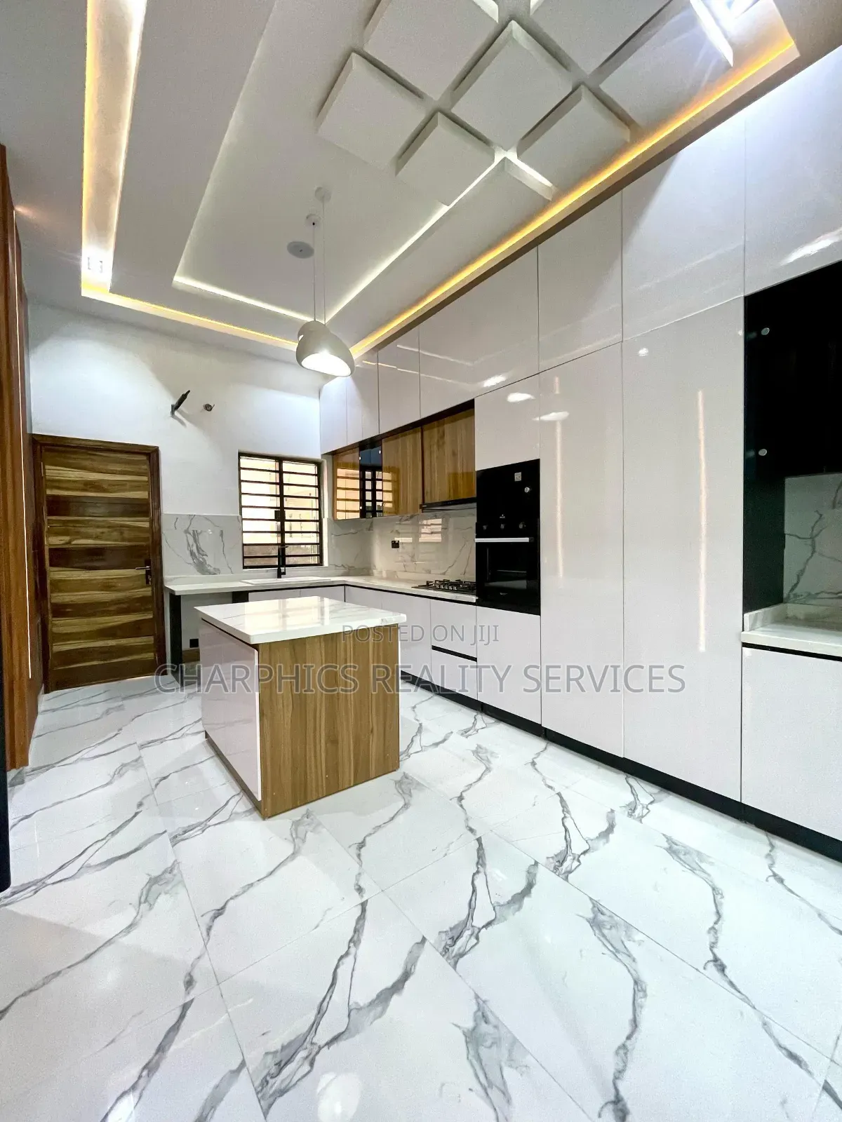 4bdrm Duplex in Chevron for sale