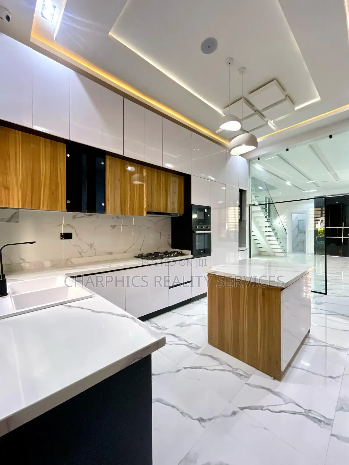 4bdrm Duplex in Chevron for sale