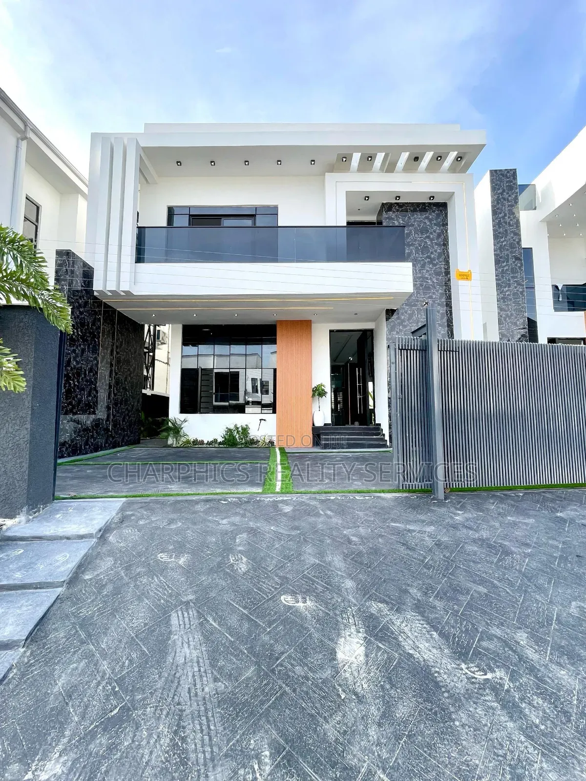 4bdrm Duplex in Chevron for sale