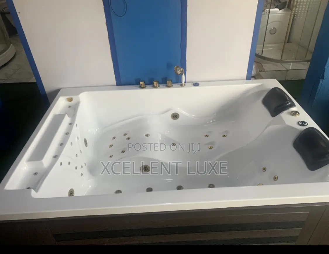 Outdoor/Indoor Massage Jacuzzi Bathtub With High Pressure Jets