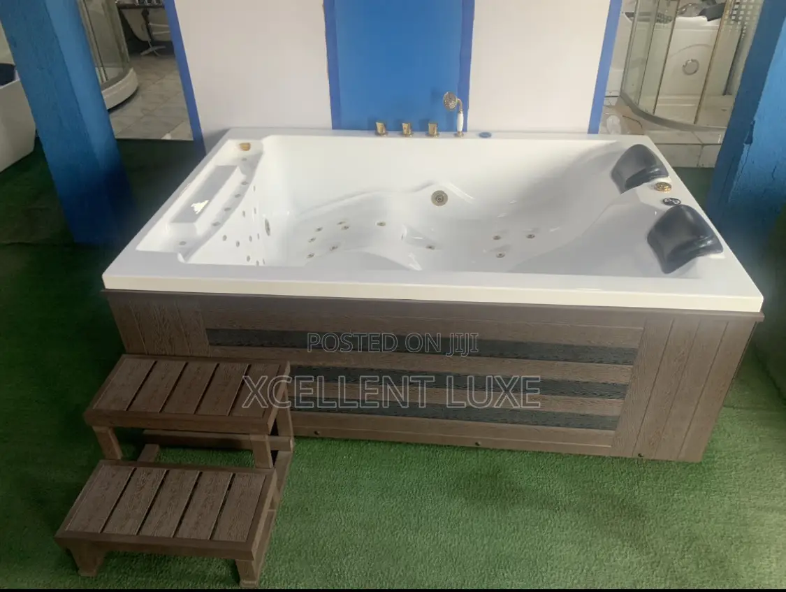 Outdoor/Indoor Massage Jacuzzi Bathtub With High Pressure Jets