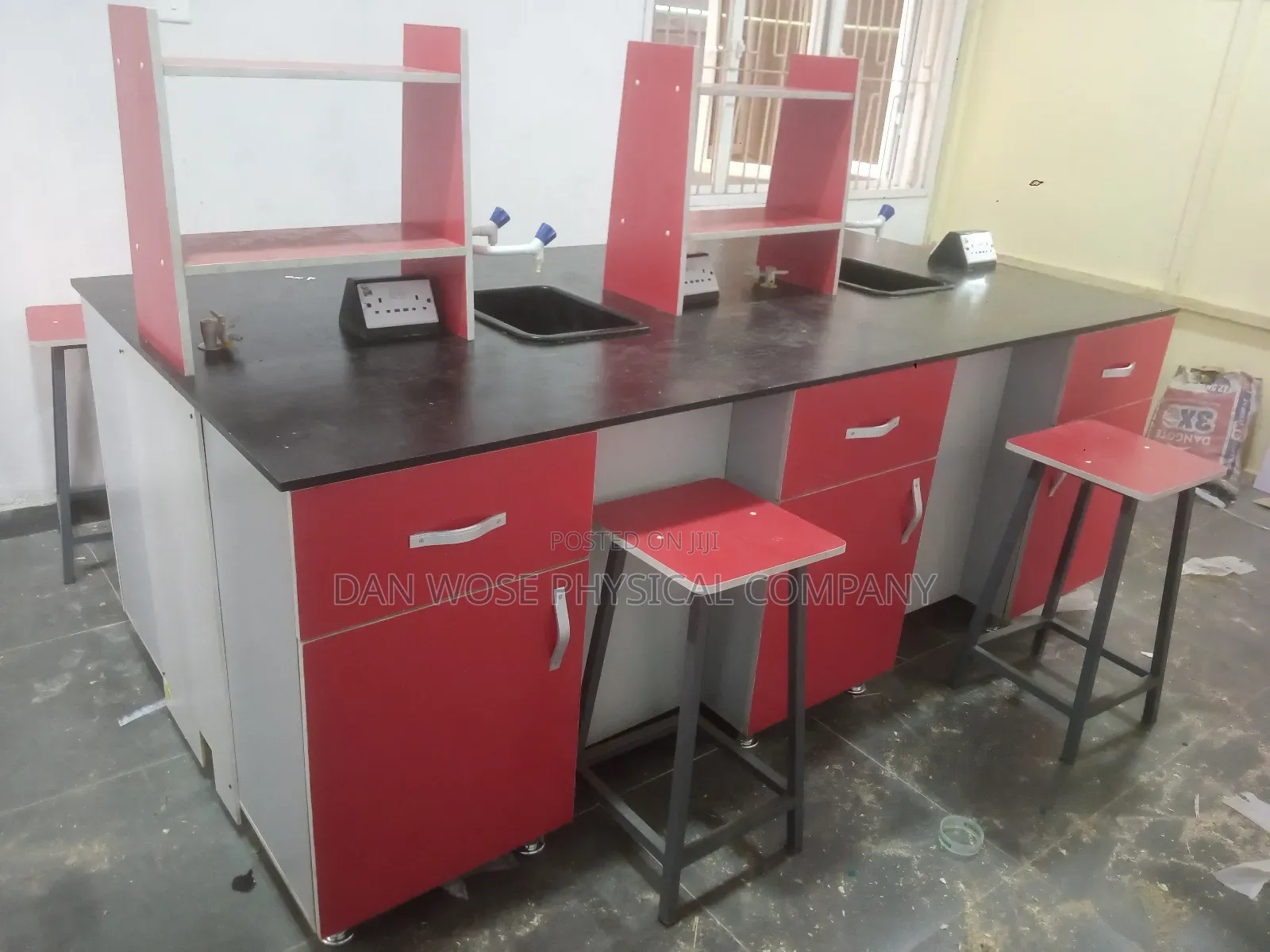 Laboratory (Island Table)