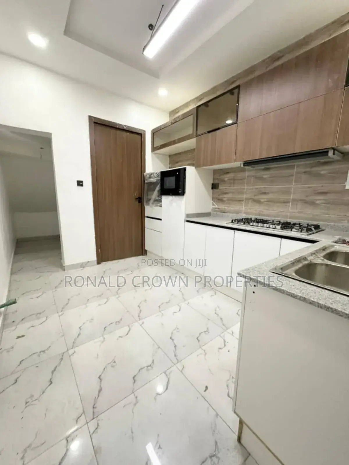 4bdrm Duplex in Chevron for sale