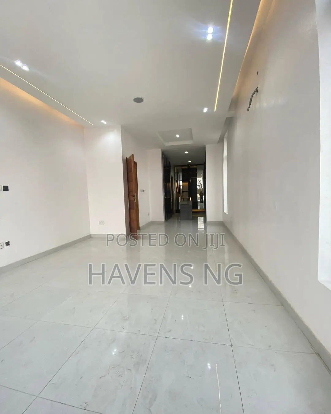 5bdrm Duplex in Ikota for sale