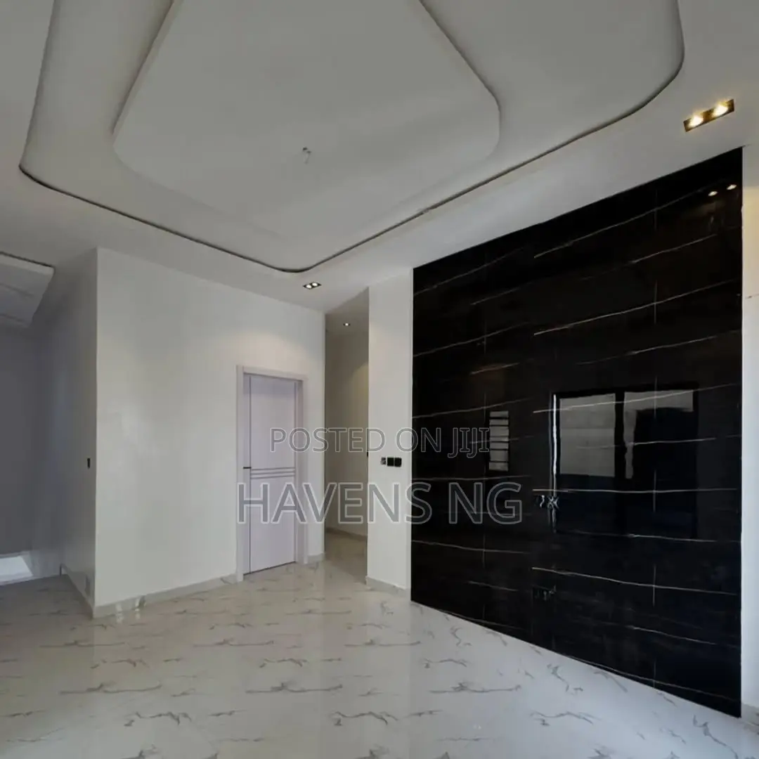 4bdrm Duplex in Chevron for sale