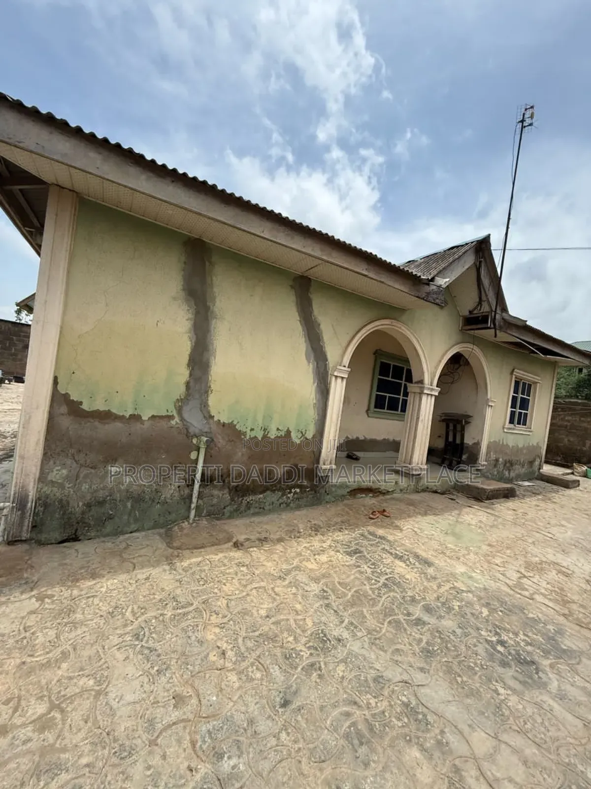 5bdrm Block of Flats in Ayobo for sale