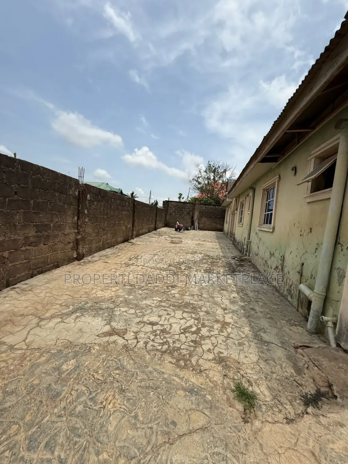 5bdrm Block of Flats in Ayobo for sale