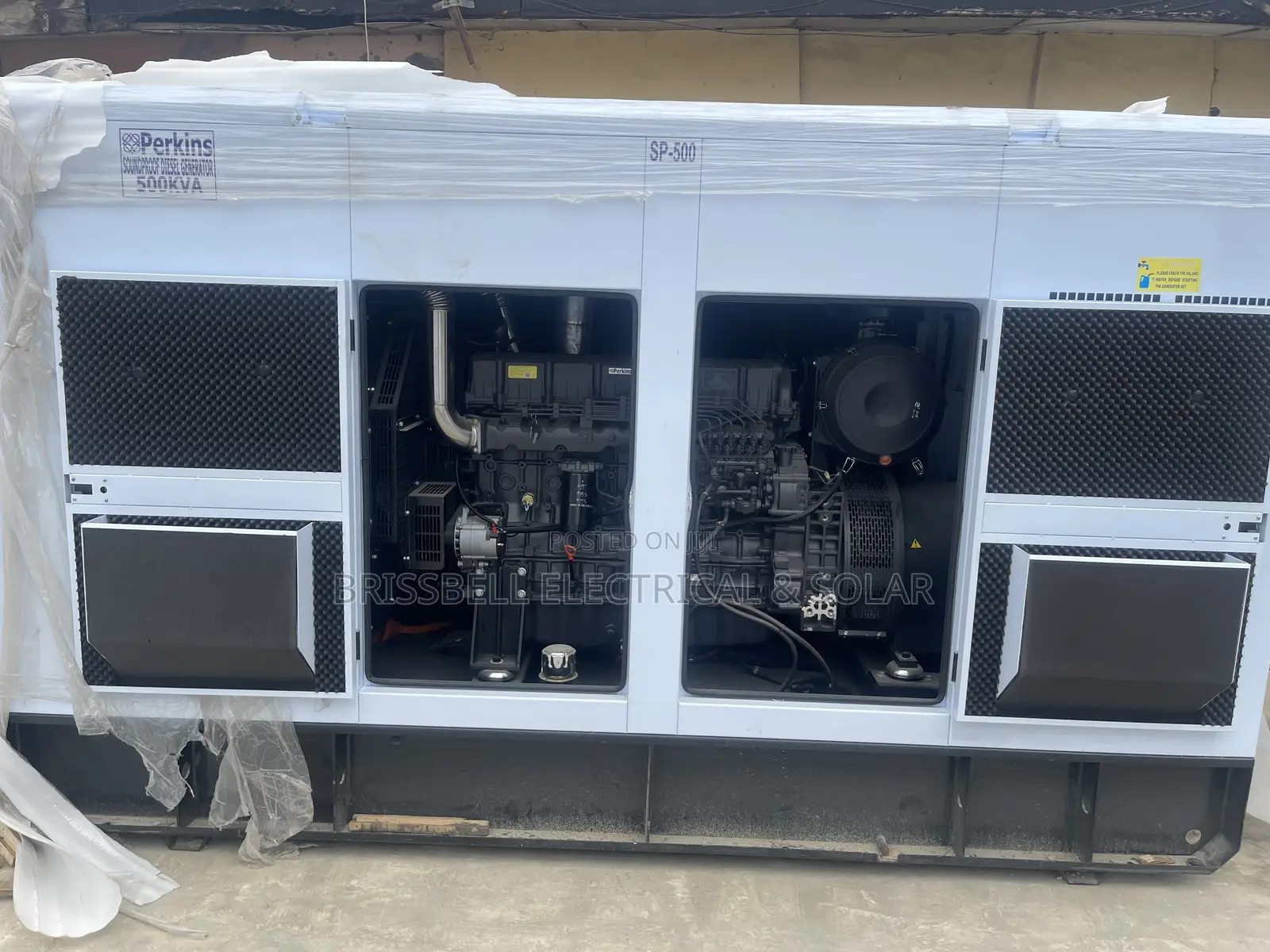 Superb England Perkins Soundproof Diesel Generator 500kva
