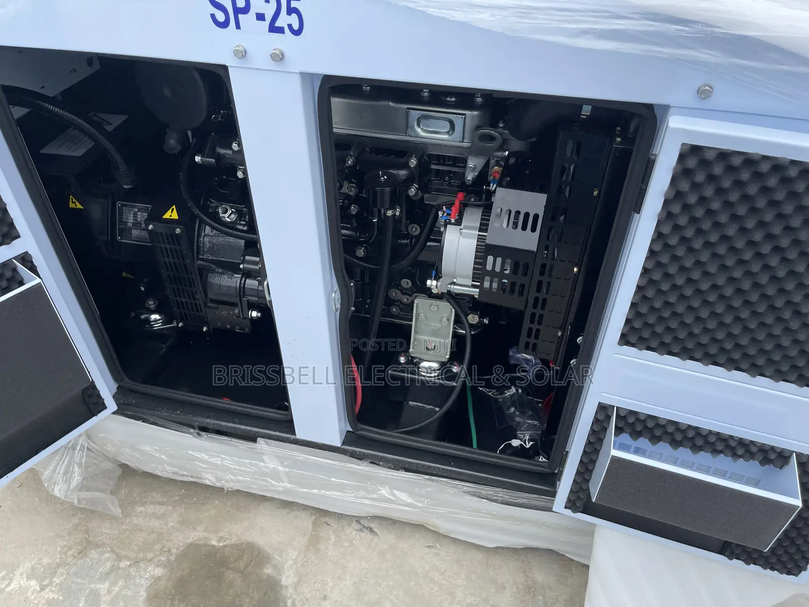 Superb England Perkins Soundproof Diesel Generator 25kva
