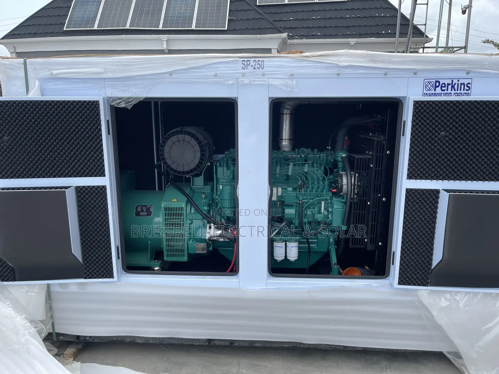 Superb England Perkins Soundproof Diesel Generator 250kva