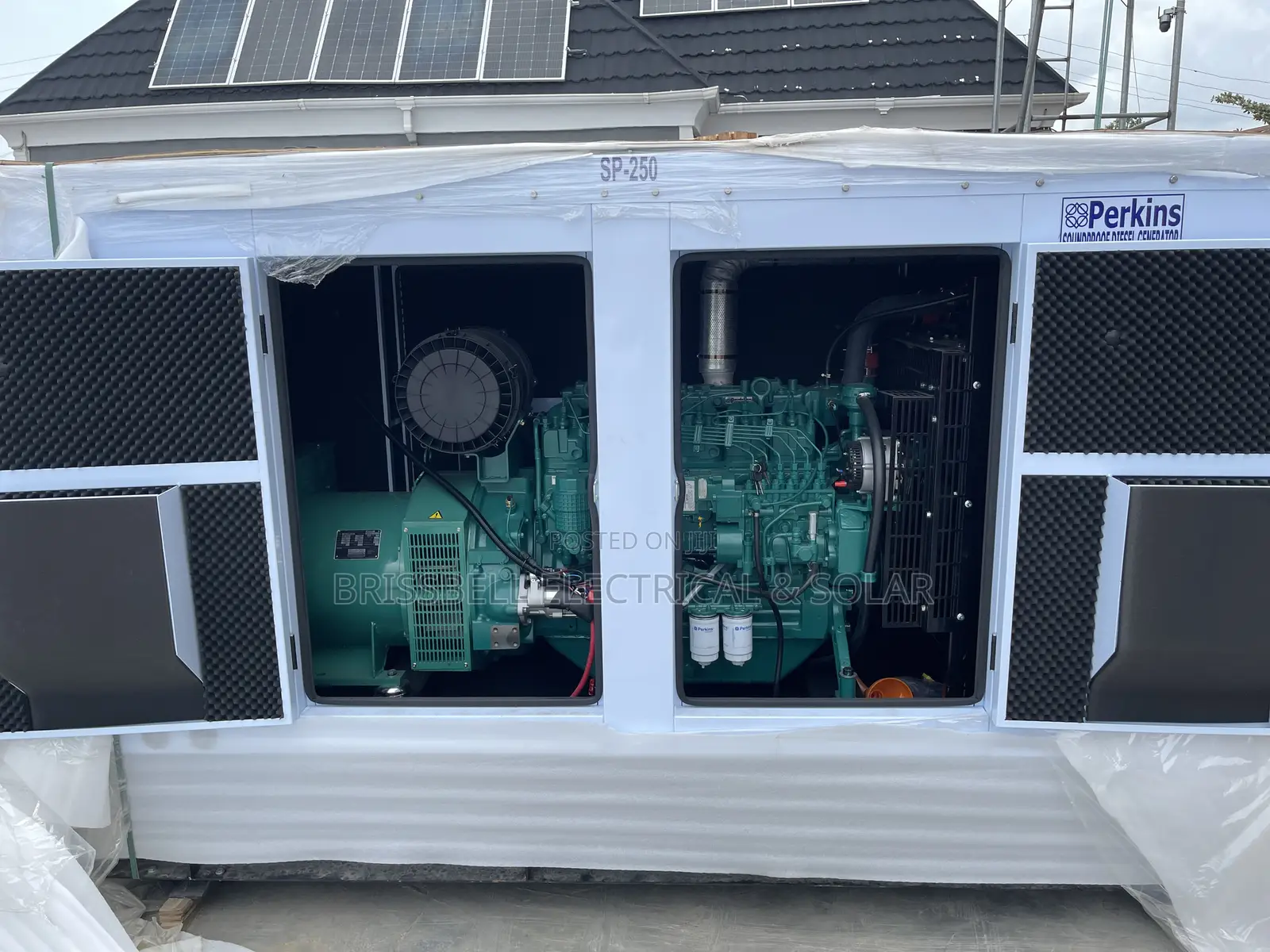 Superb England Perkins Soundproof Diesel Generator 250kva