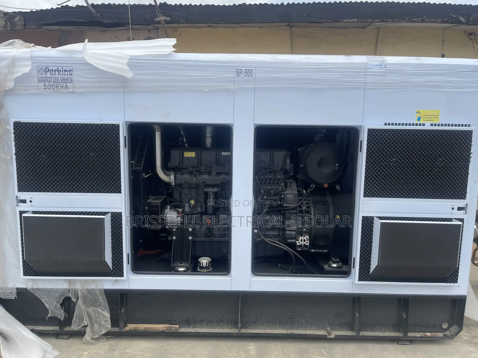 Superb England Perkins Soundproof Diesel Generator 500kva