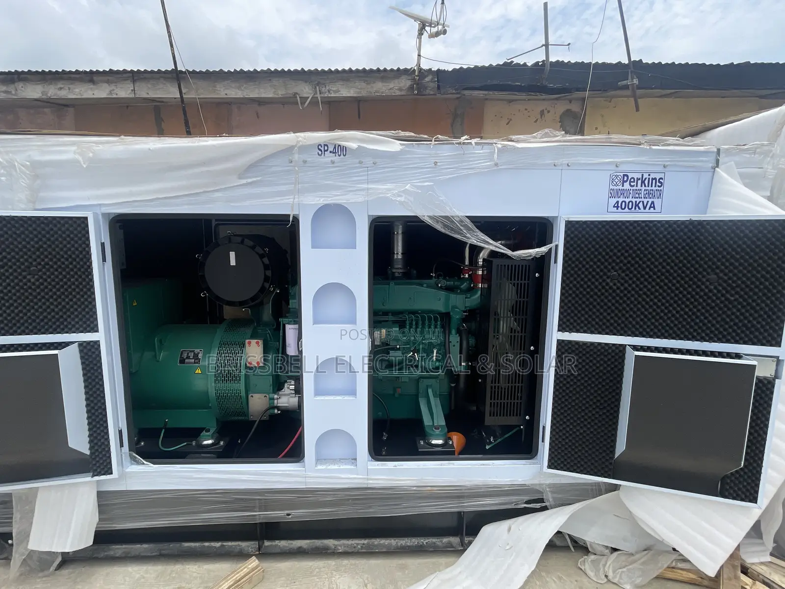 Superb England Perkins Soundproof Diesel Generator 400kva