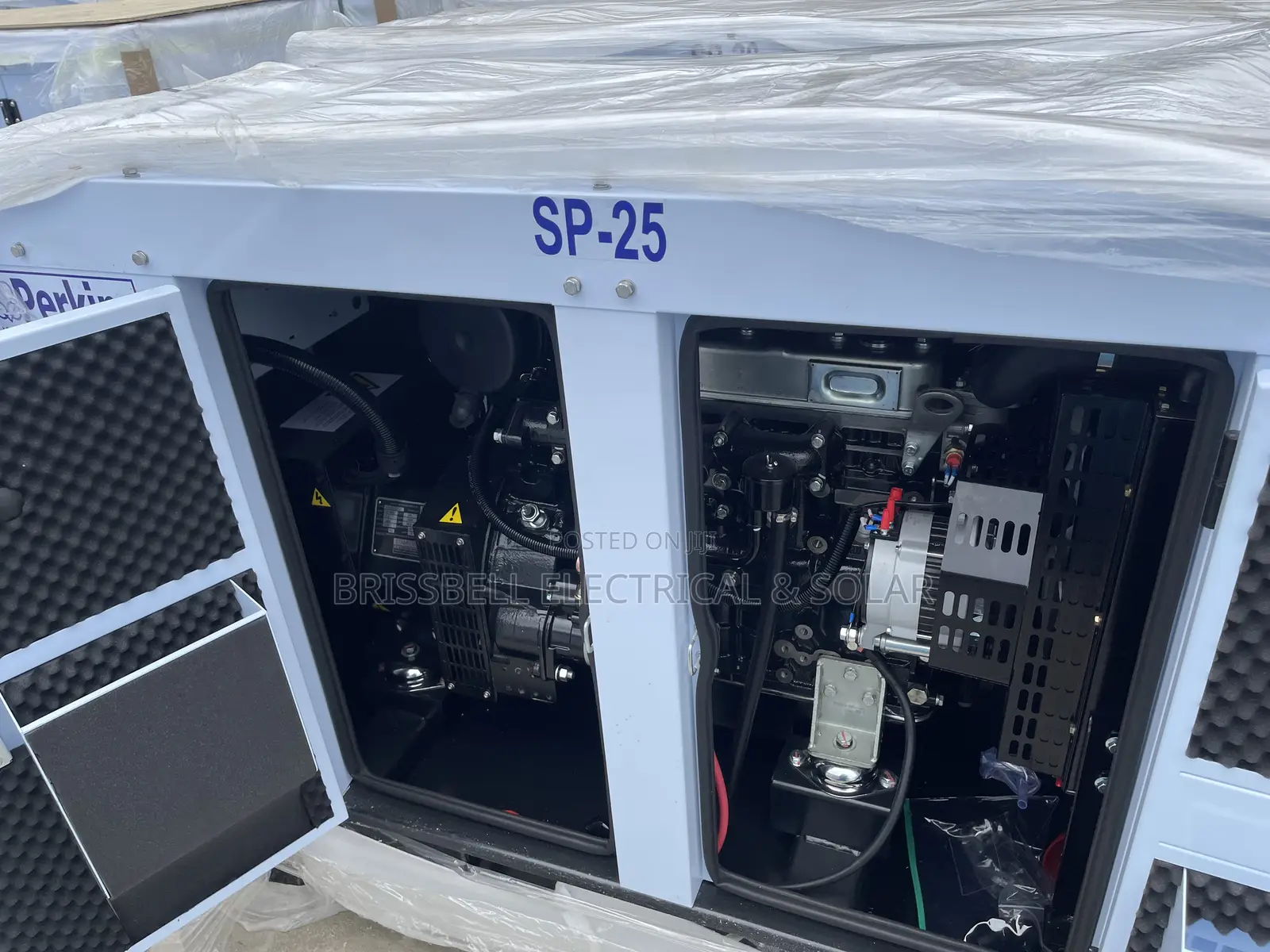 Superb England Perkins Soundproof Diesel Generator 25kva