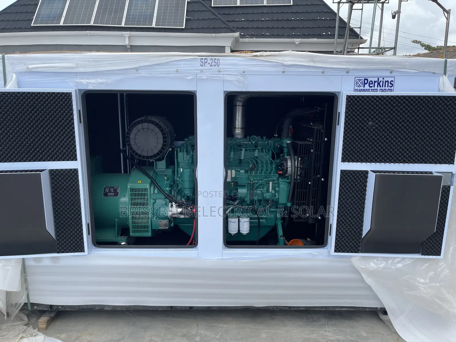 Superb England Perkins Soundproof Diesel Generator 250kva