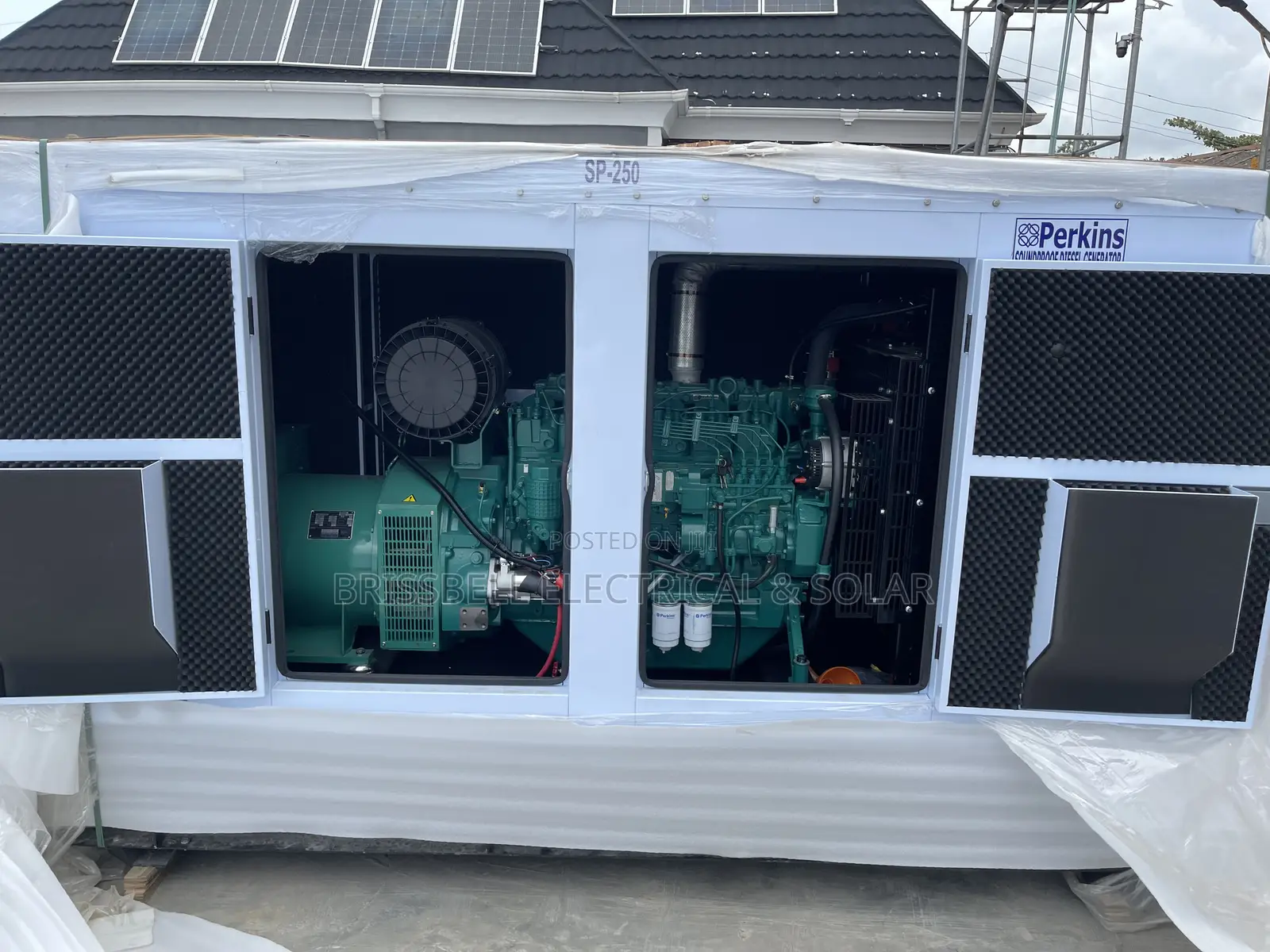 Superb England Perkins Soundproof Diesel Generator 250kva
