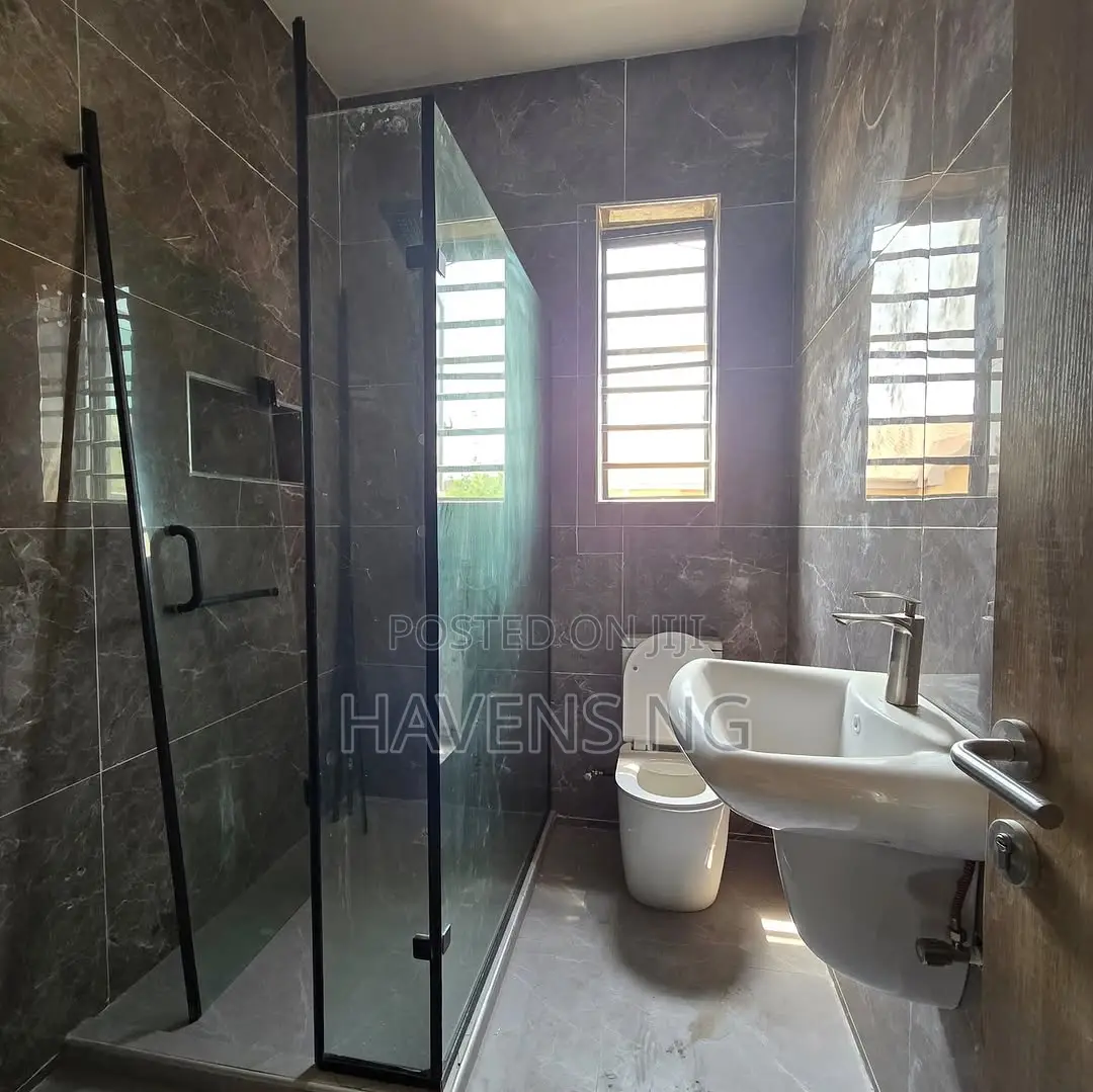 5bdrm Duplex in Lekki Phase 1 for sale