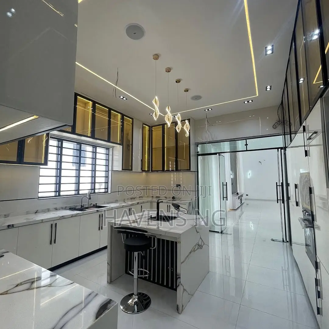 5bdrm Duplex in Chevron for sale