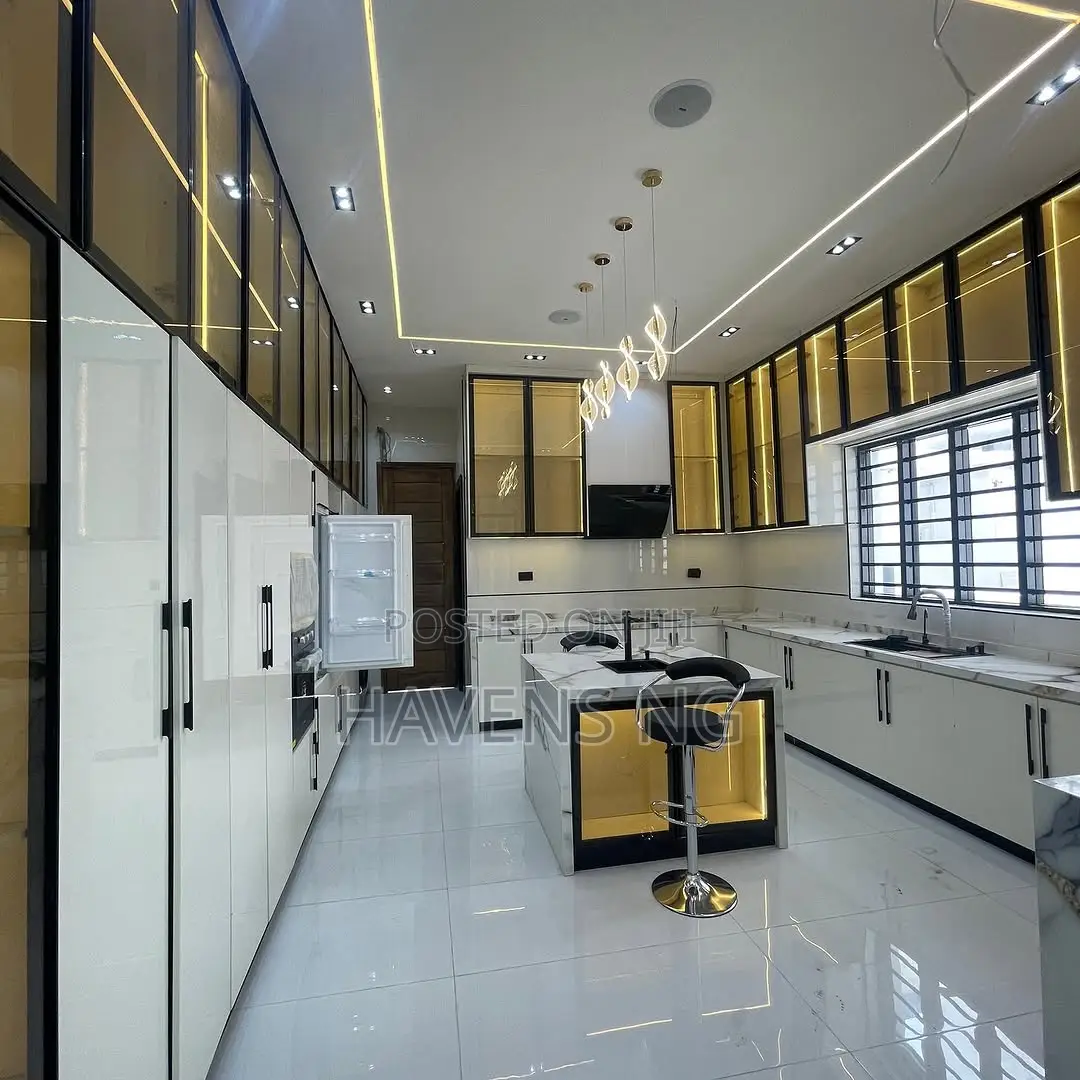 5bdrm Duplex in Chevron for sale