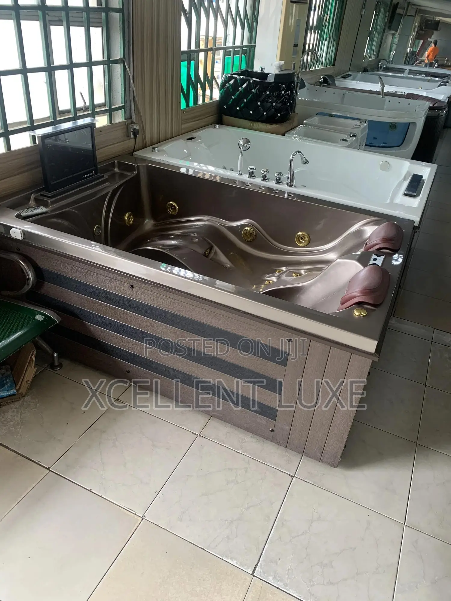 Outdoor/Indoor Spa Jacuzzi Bathtub With Tv