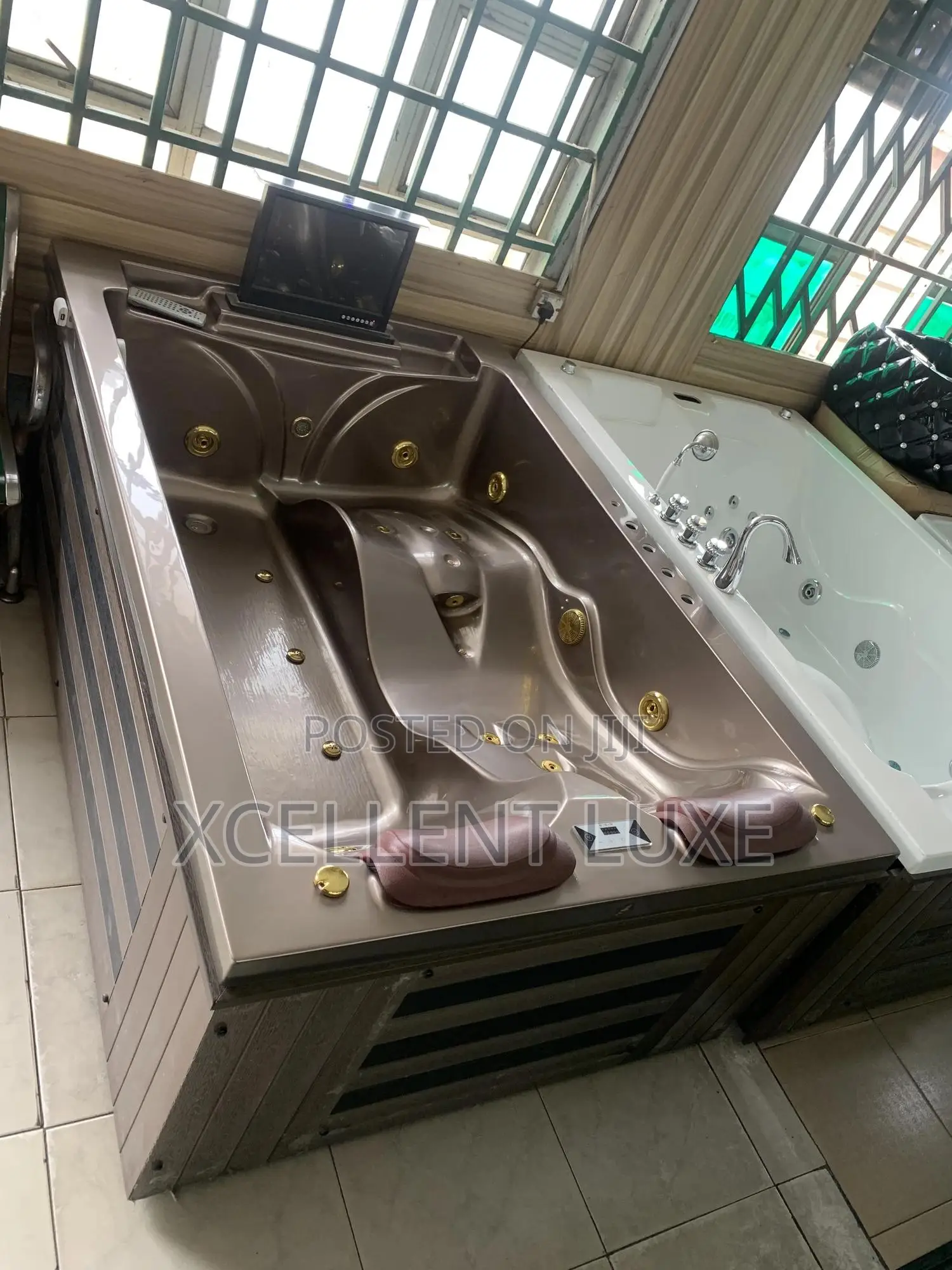 Outdoor/Indoor Spa Jacuzzi Bathtub With Tv