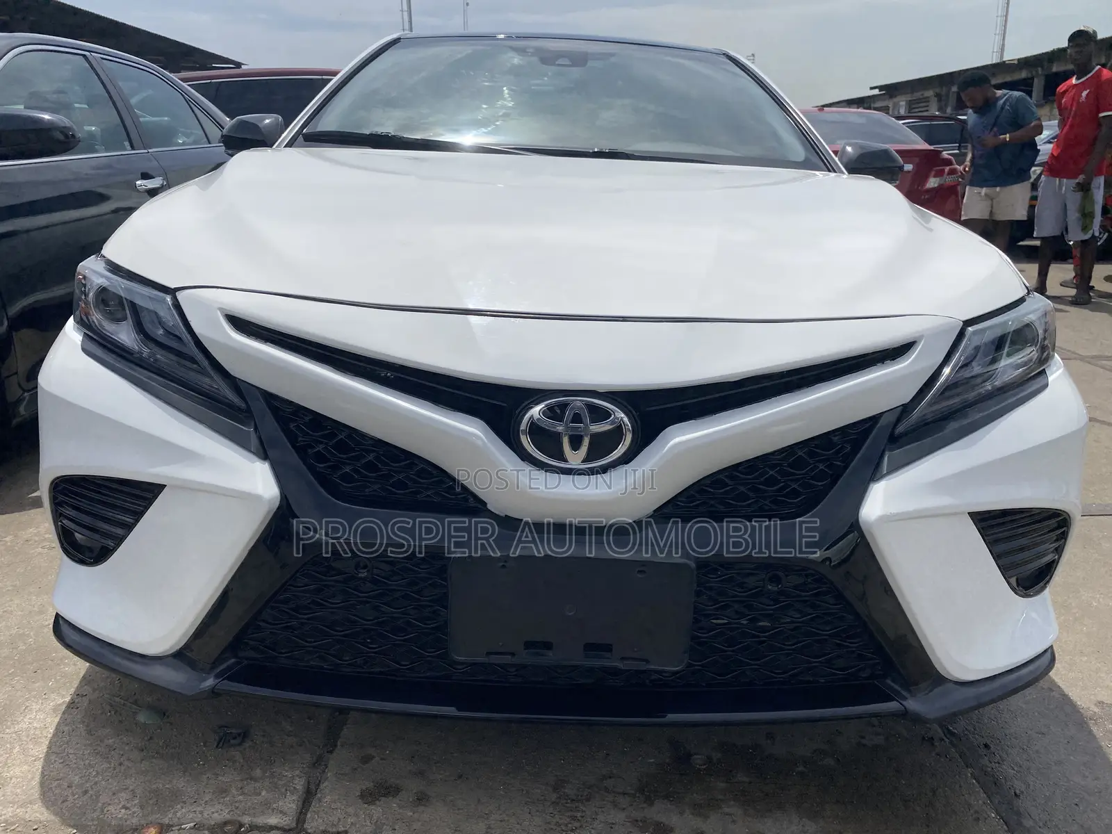 Toyota Camry SE FWD (2.5L 4cyl 8AM) 2018 White