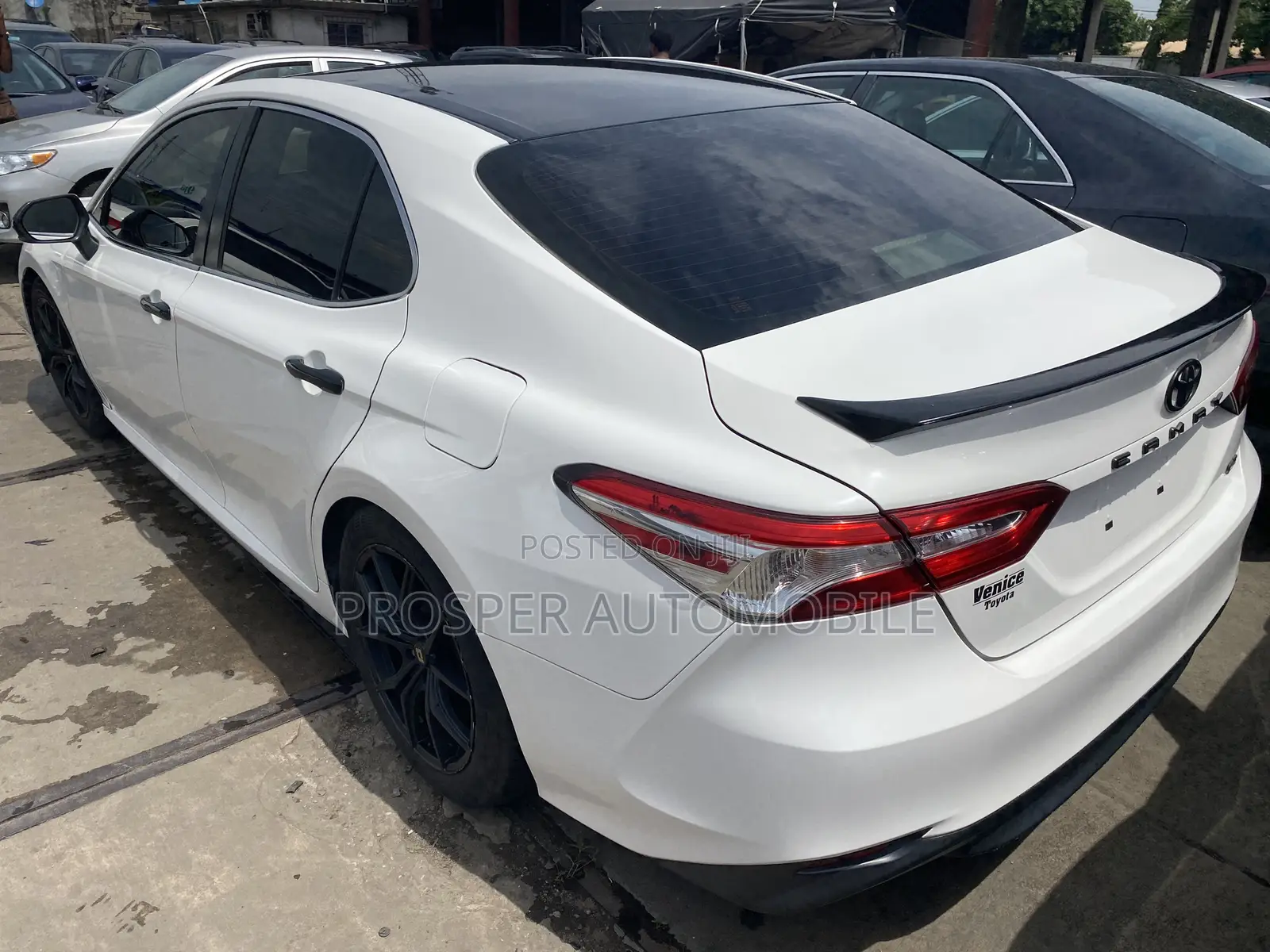 Toyota Camry SE FWD (2.5L 4cyl 8AM) 2018 White
