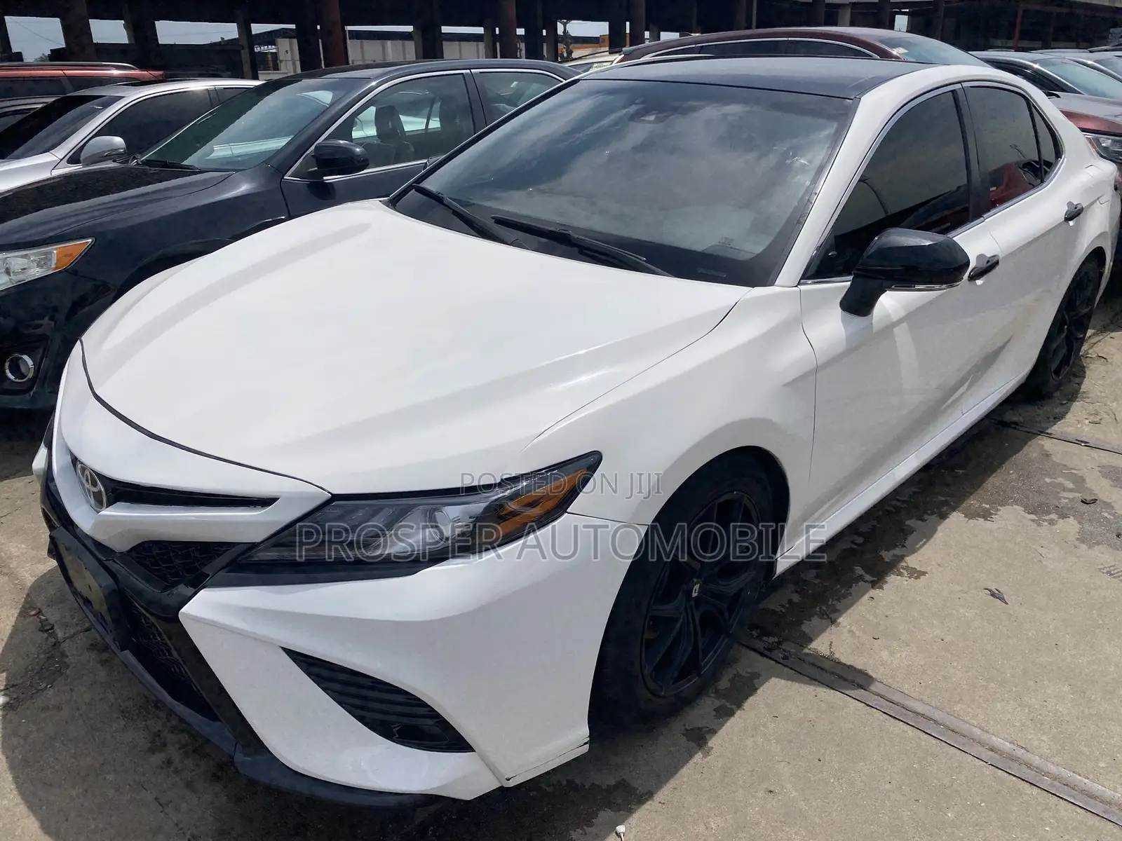 Toyota Camry SE FWD (2.5L 4cyl 8AM) 2018 White