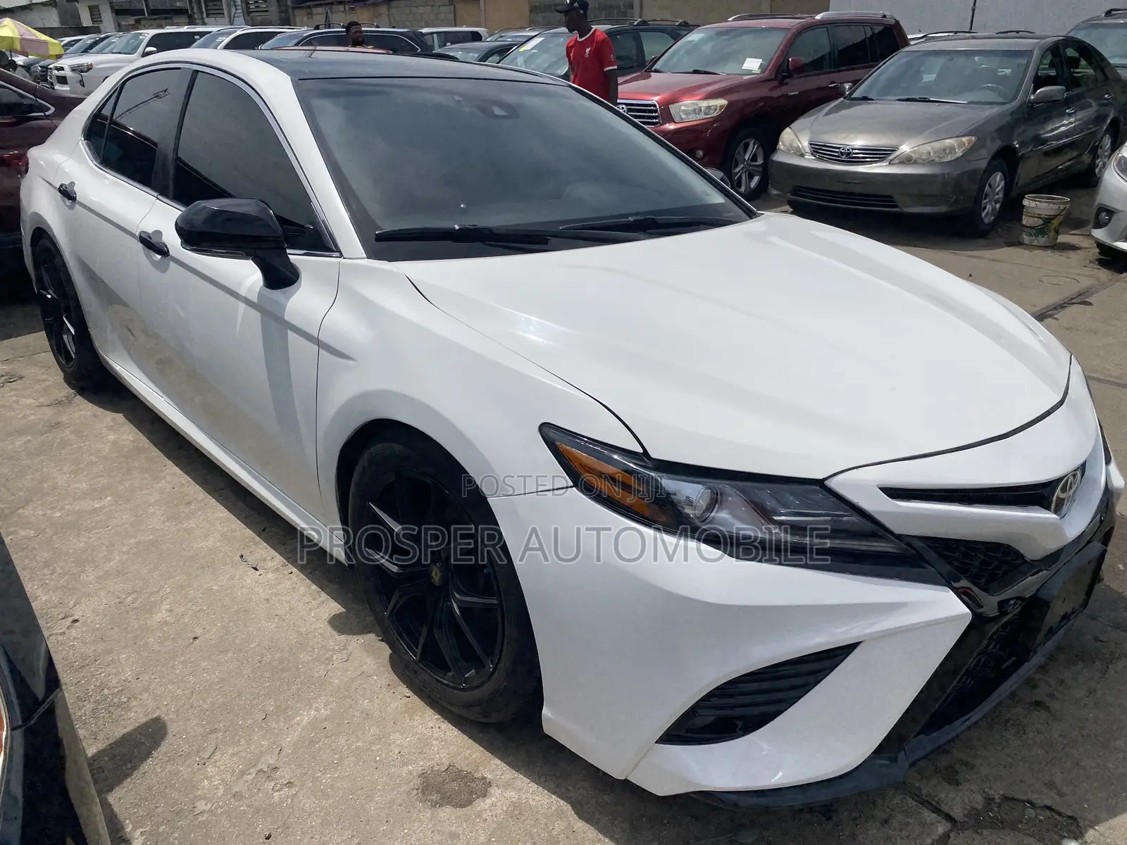 Toyota Camry SE FWD (2.5L 4cyl 8AM) 2018 White