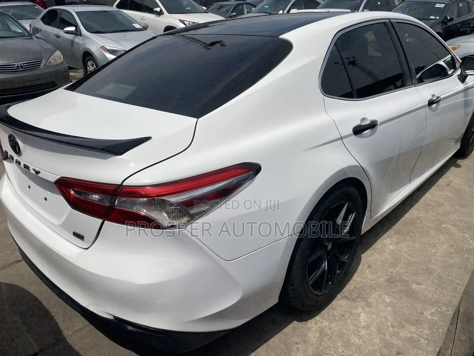 Toyota Camry SE FWD (2.5L 4cyl 8AM) 2018 White