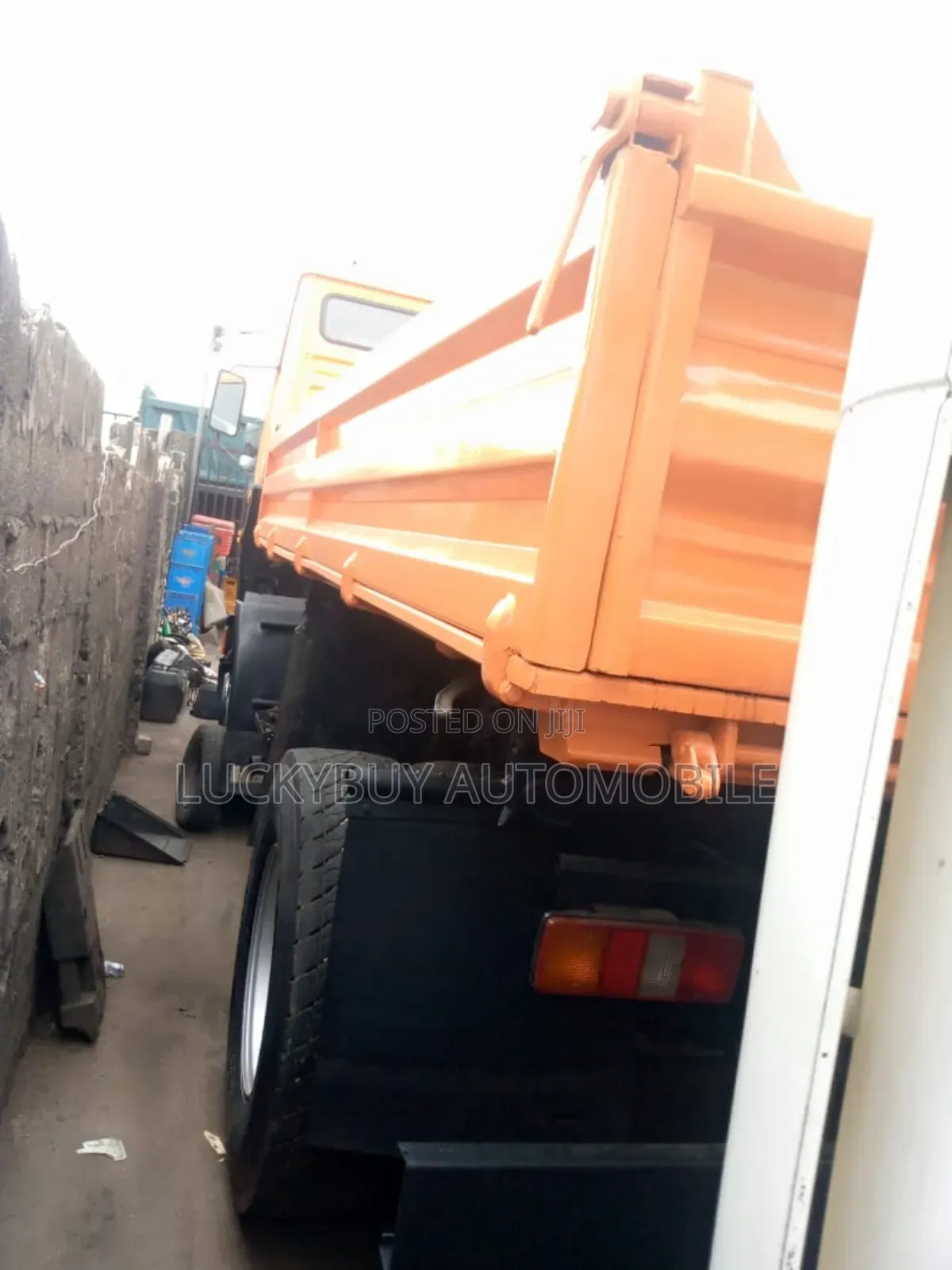 Man Diesel 6 Tires Tipper