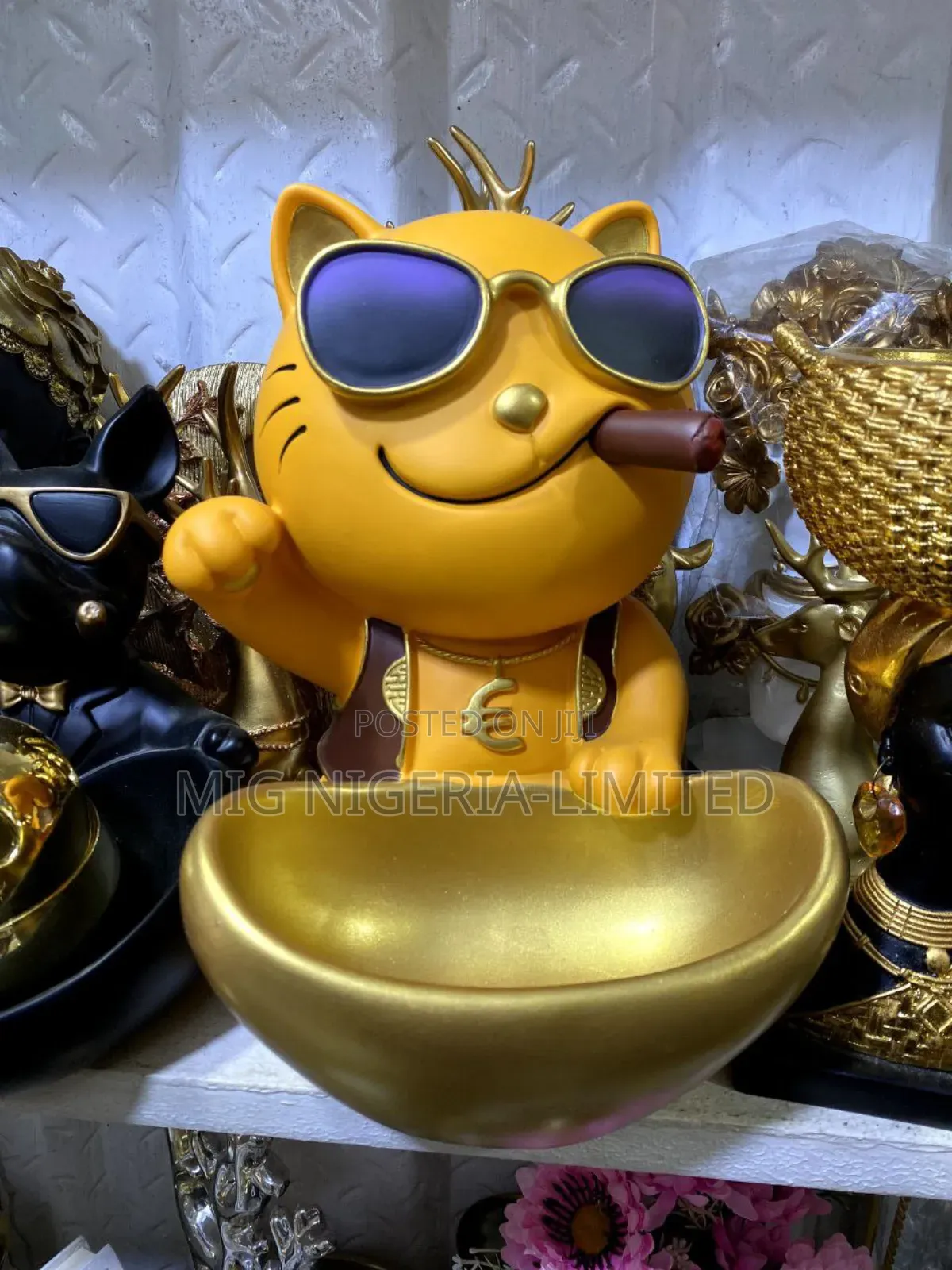 Creative Resin Bear Figurine Cute Statue Home Decoration